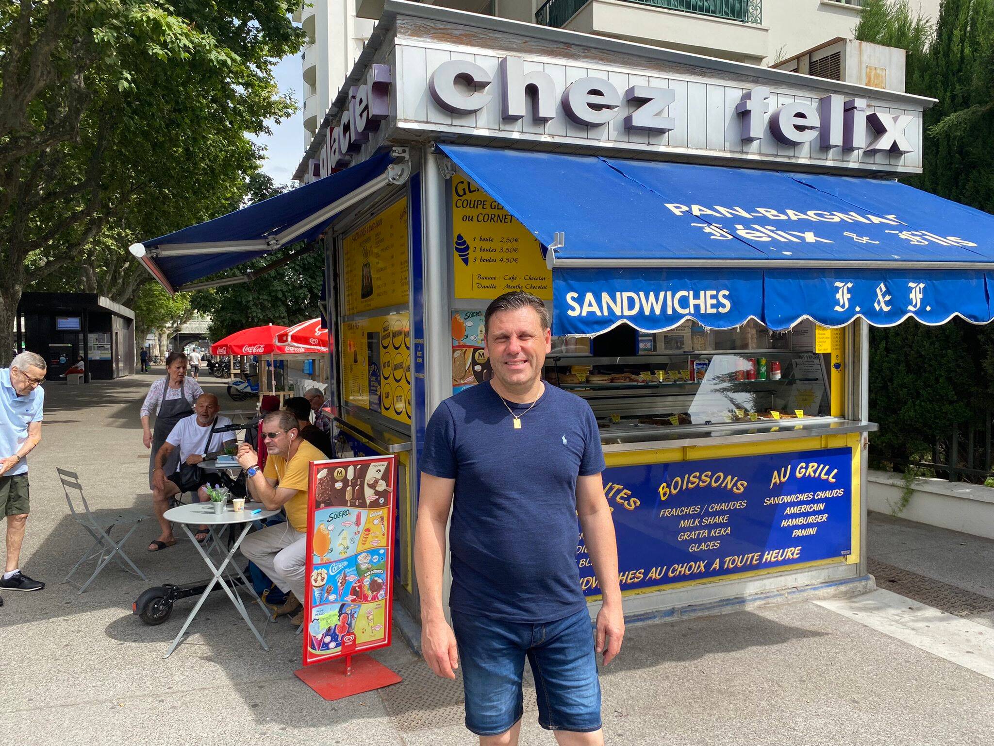 Chez Félix, le roi du pan bagnat à Nice, a rendu son kiosque après 56 ans de service... Il se livre