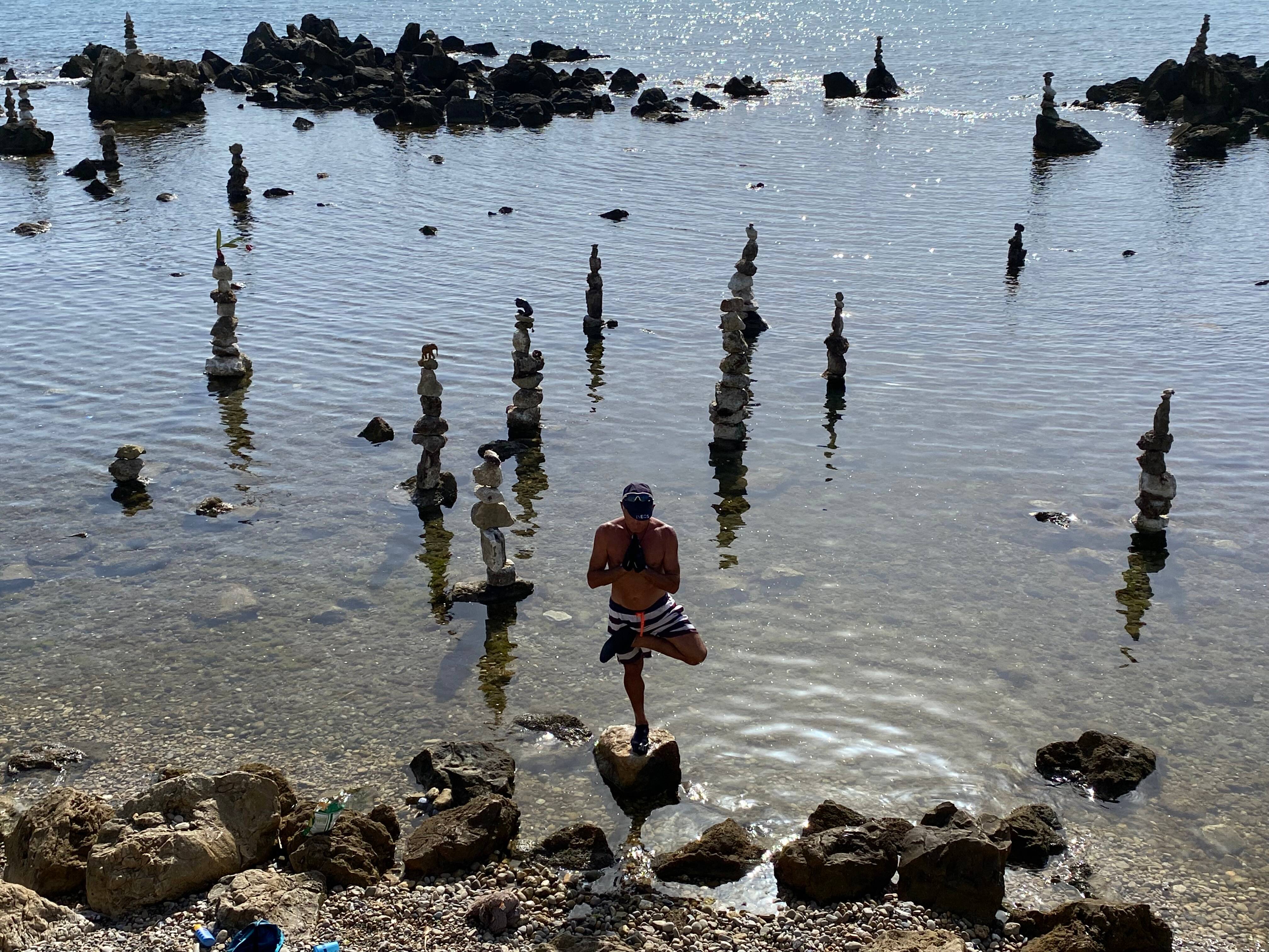 Mais qui érige ces petites colonnes de pierres au niveau du bastion Saint-André à Antibes?