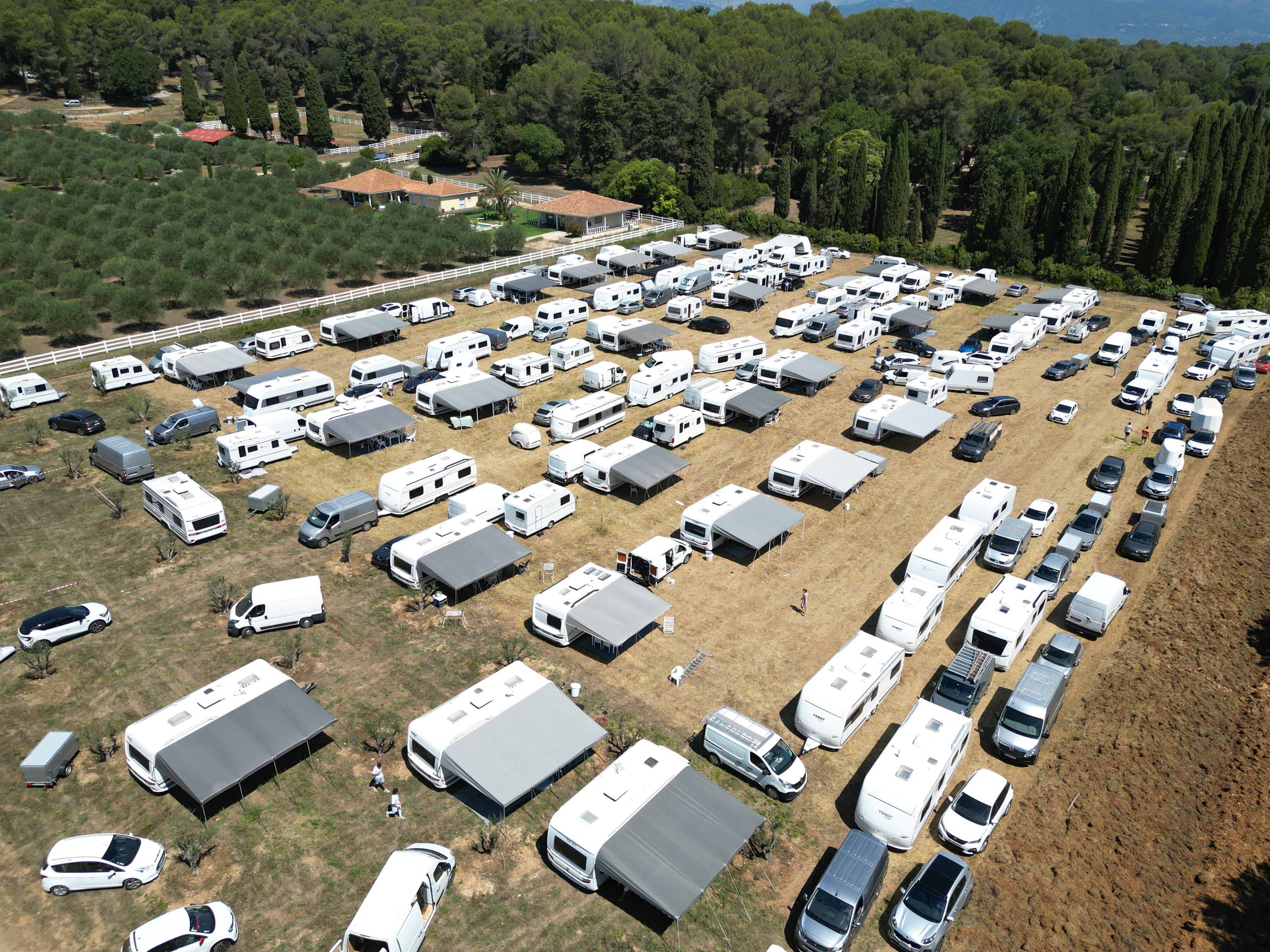 "On les installe sur une zone classée rouge". Des riverains alertent sur le risque incendie après l'arrivée de gens du voyage à Mougins