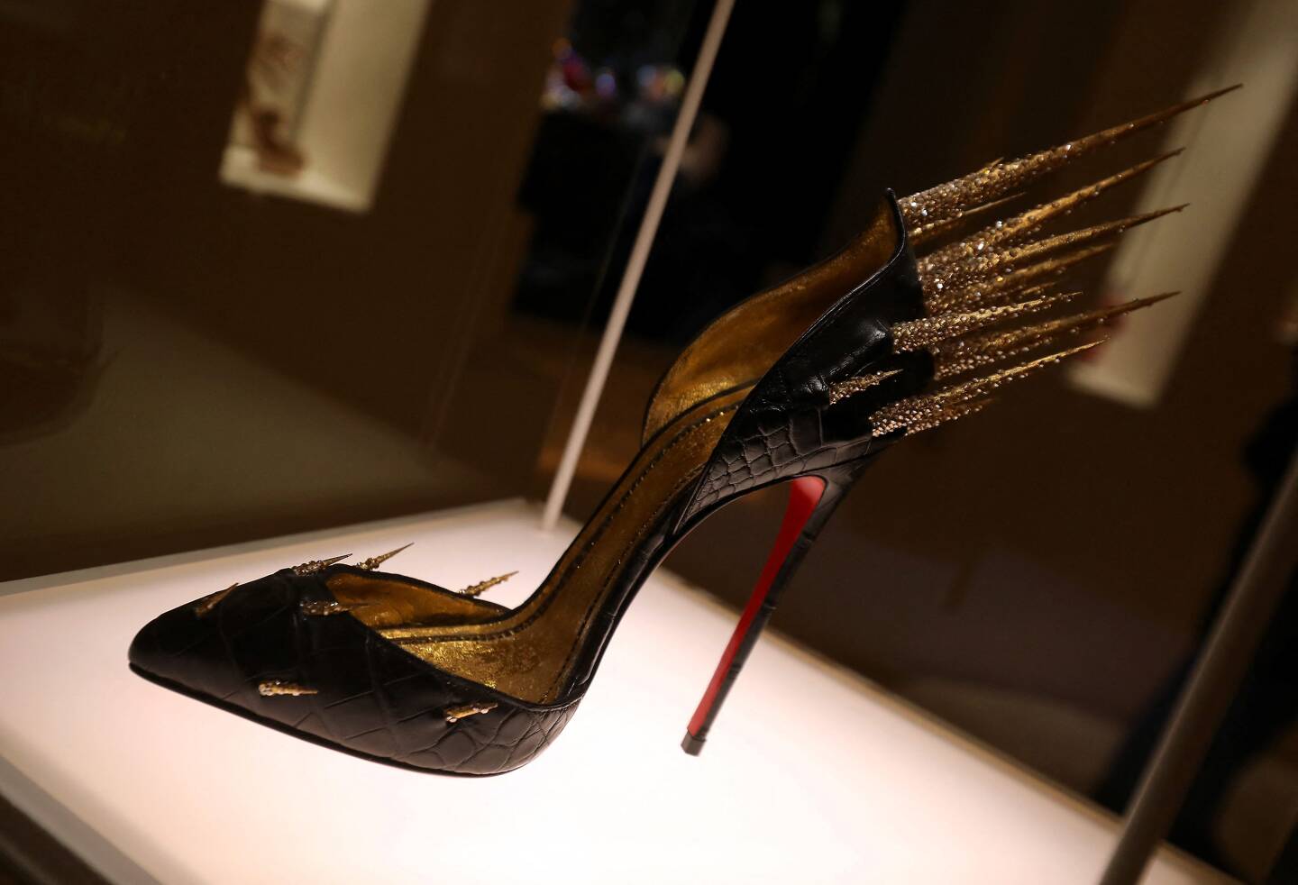Façon super-héroïne, ce soulier concentre le style et la fantaisie des créations de Christian Louboutin.