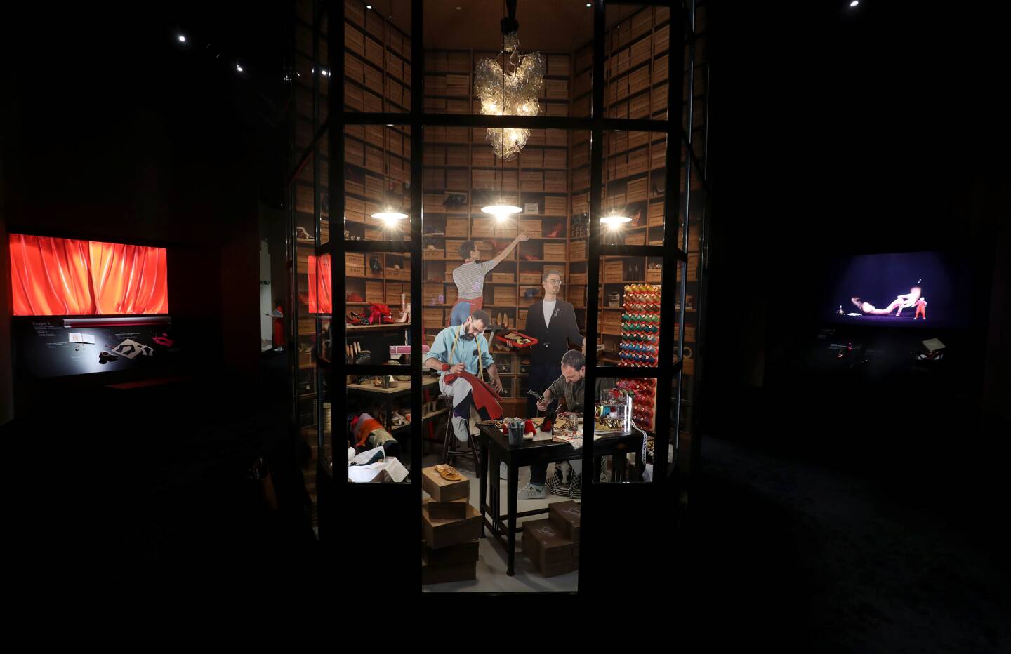 "Célébrer l’art à travers le regard d’un créateur contemporain, nous ne l’avions jamais fait", souligne Sylvie Biancheri, la directrice générale du Grimaldi Forum, heureuse de cette exposition qui met aussi en avant le travail de l’atelier parisien de Christian Louboutin, qui crée les modèles sur-mesure de la maison.