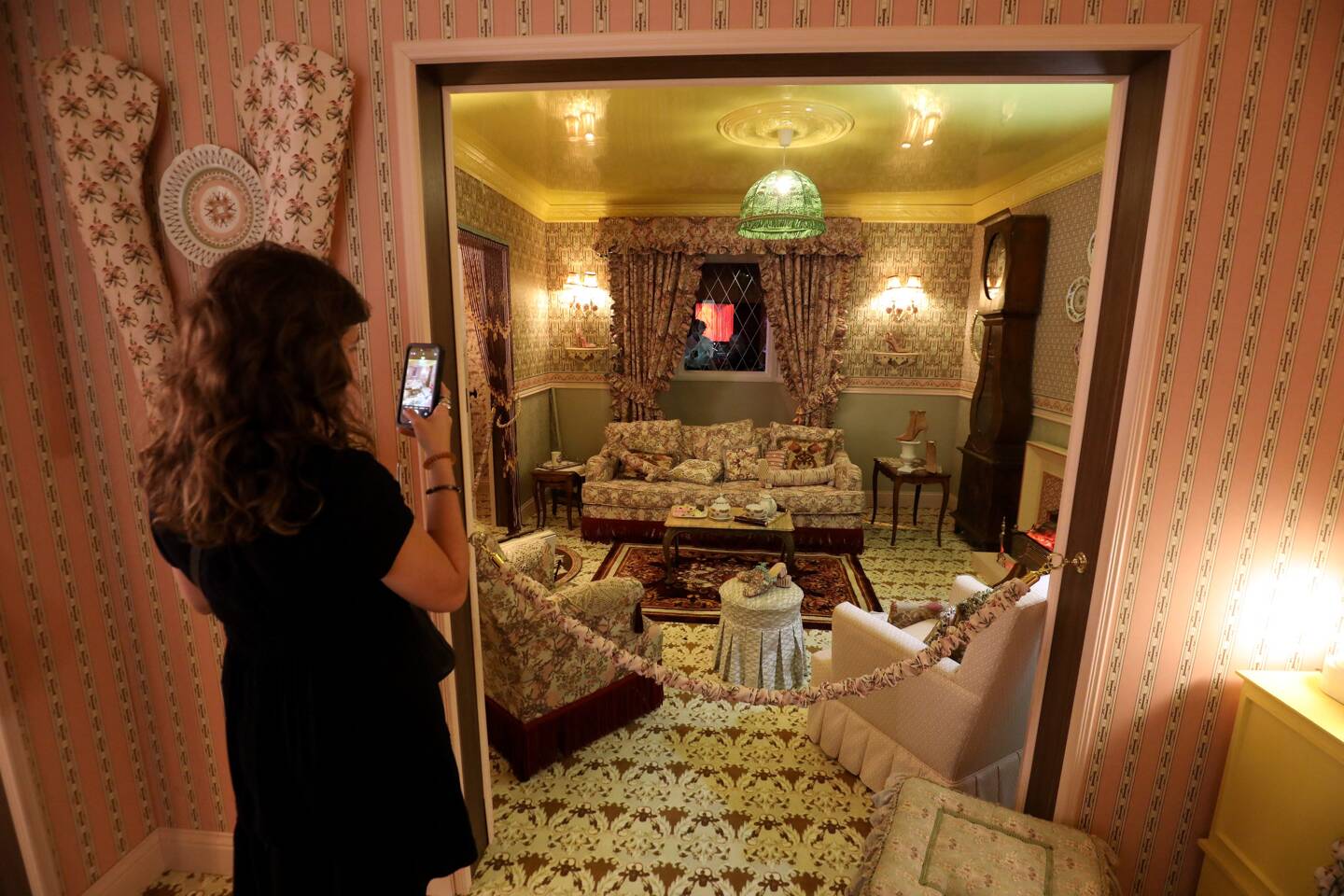 L’intérieur de la maison de Miss Boston-Flouette, où les apparences sont souvent trompeuses.