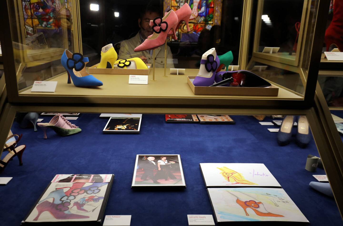 En 1993, la collection " Pensée " s’inspire des Fleurs de Warhol. La princesse Caroline a sorti ces modèles de ses archives personnelles.