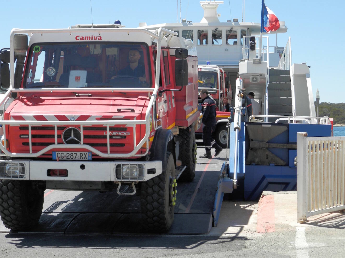 "On s'est organisé pour former une chaîne": à Porquerolles, la solidarité a permis d'éviter le pire