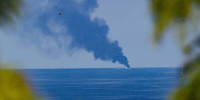 Un bateau en feu au large de Bordighera, l'énorme panache de fumée visible depuis la Côte d'Azur