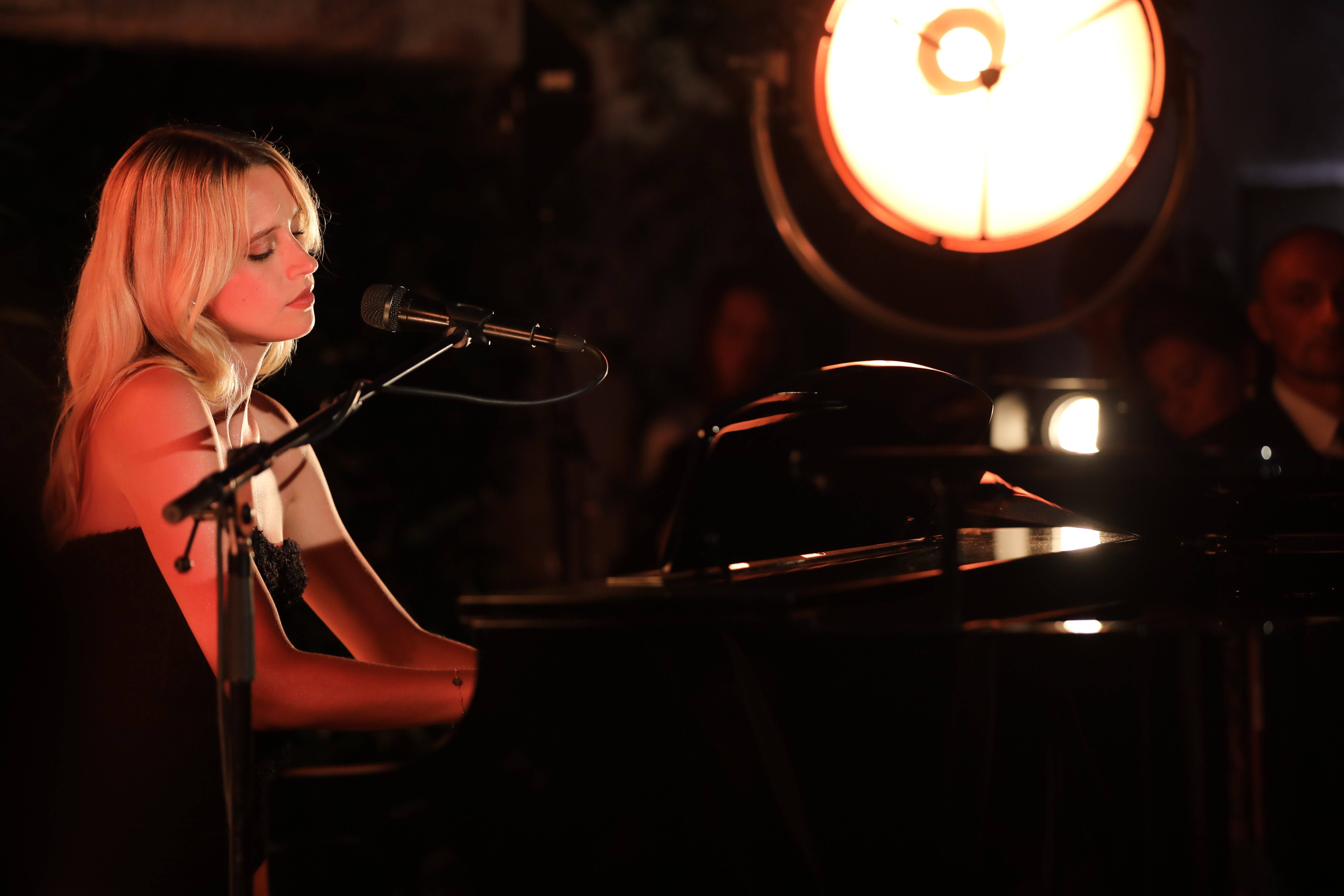 La chanteuse Angèle défile en piano solo pour Chanel à Saint-Tropez -  Var-Matin