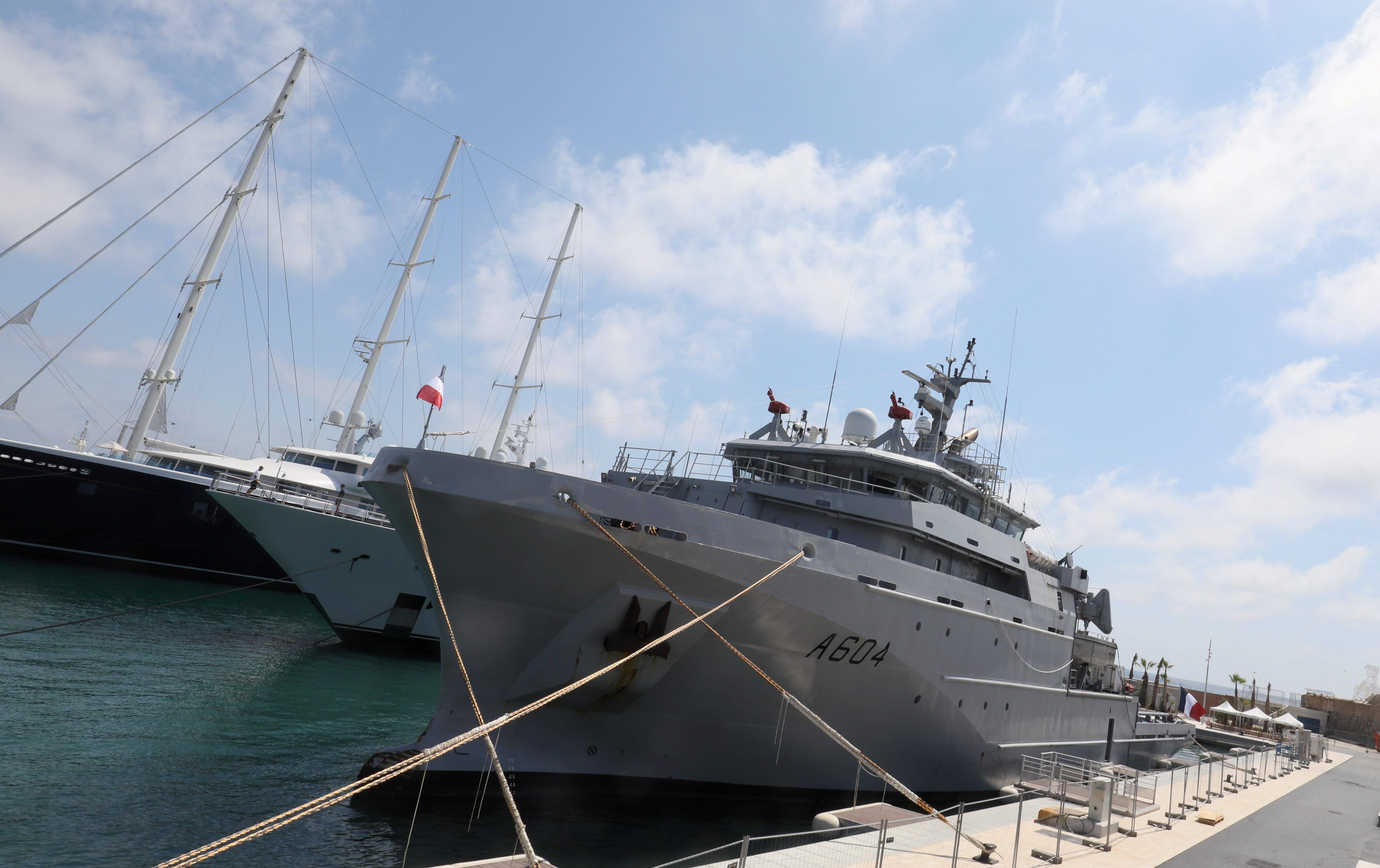 Un vaisseau militaire fait escale sur le quai des Milliardaires pour les festivités du 14-Juillet à Antibes