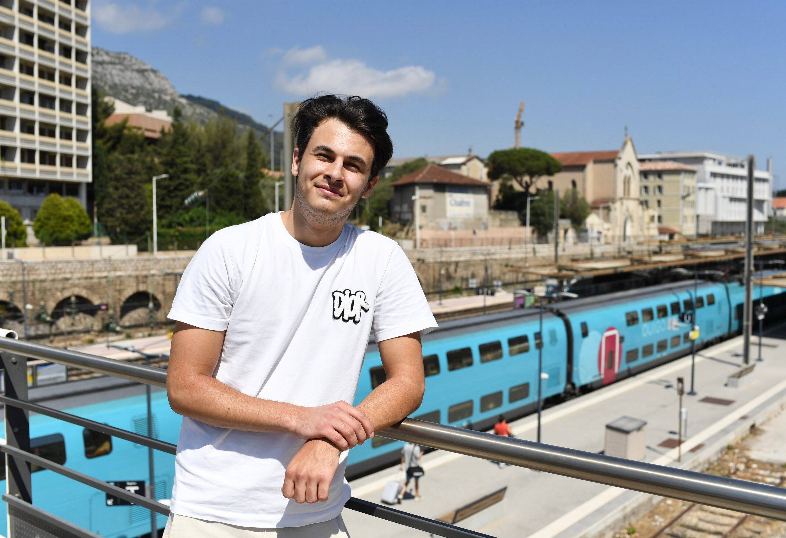 Suivi par 1,3 million de personnes sur les réseaux sociaux, ce Varois se filme quand il joue du piano dans des gares