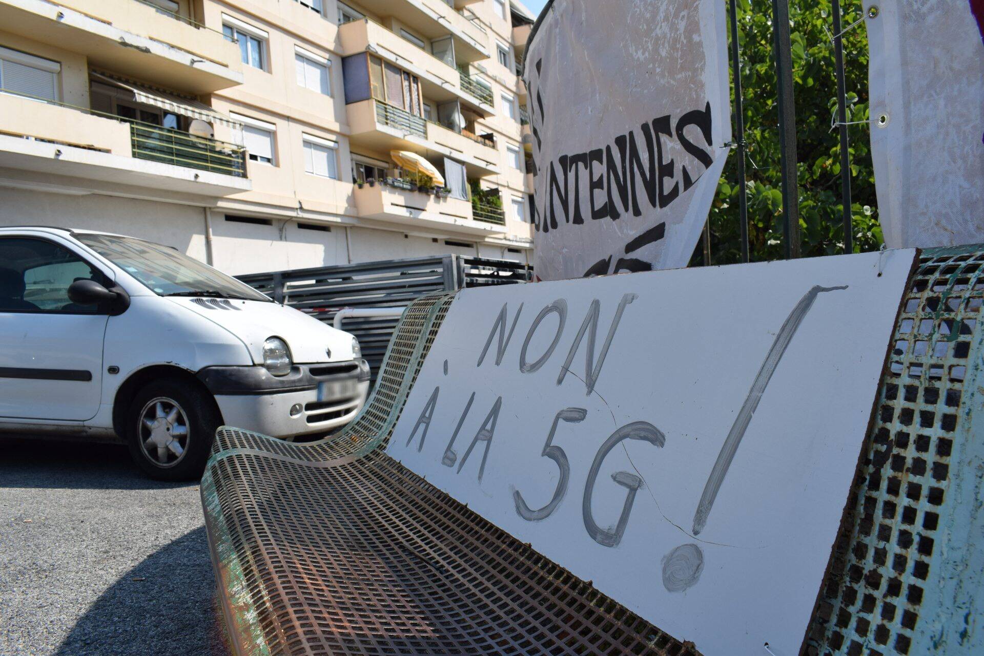 Plusieurs habitants d'une résidence HLM de Grasse bloquent l'accès à un opérateur venu installer des antennes 5G