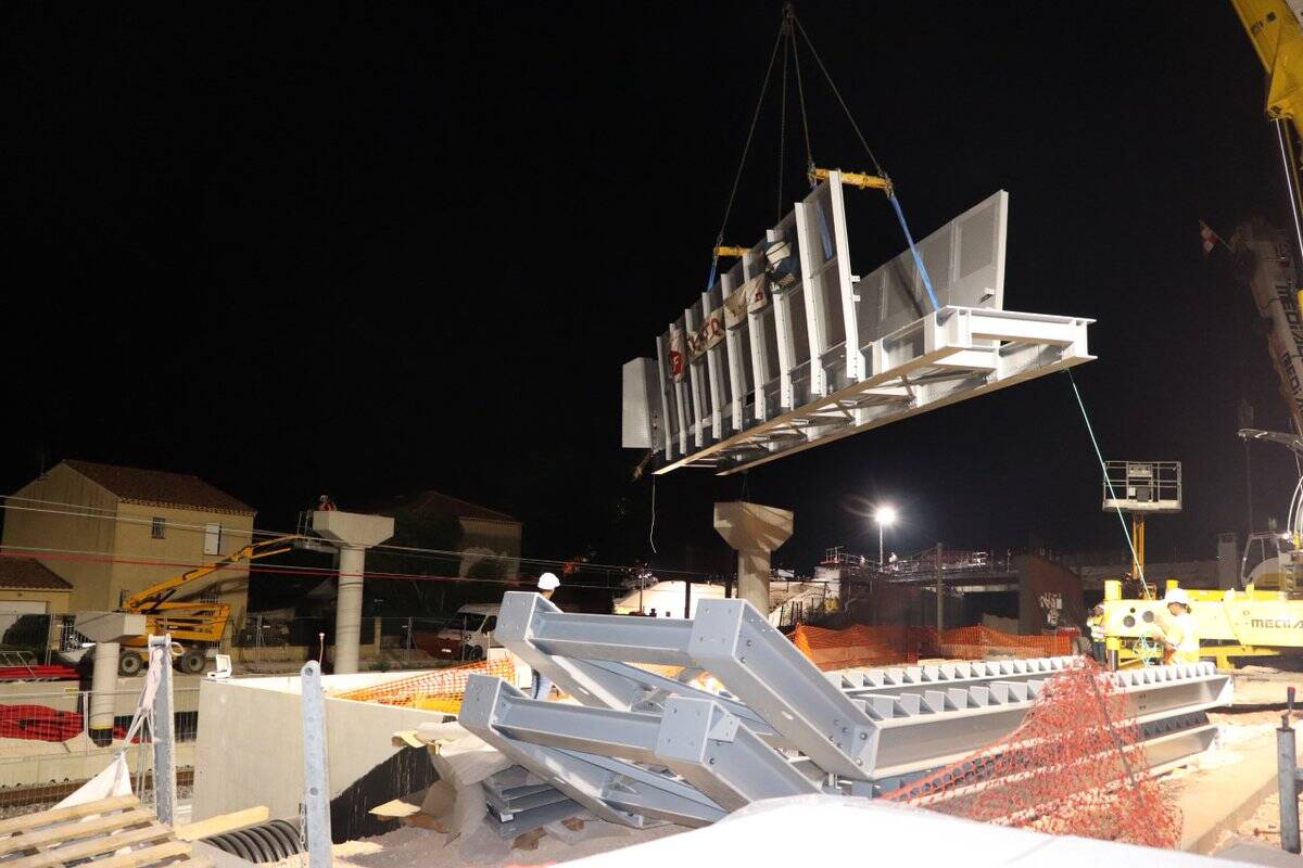 La passerelle de la future halte Sainte-Musse à Toulon est en place