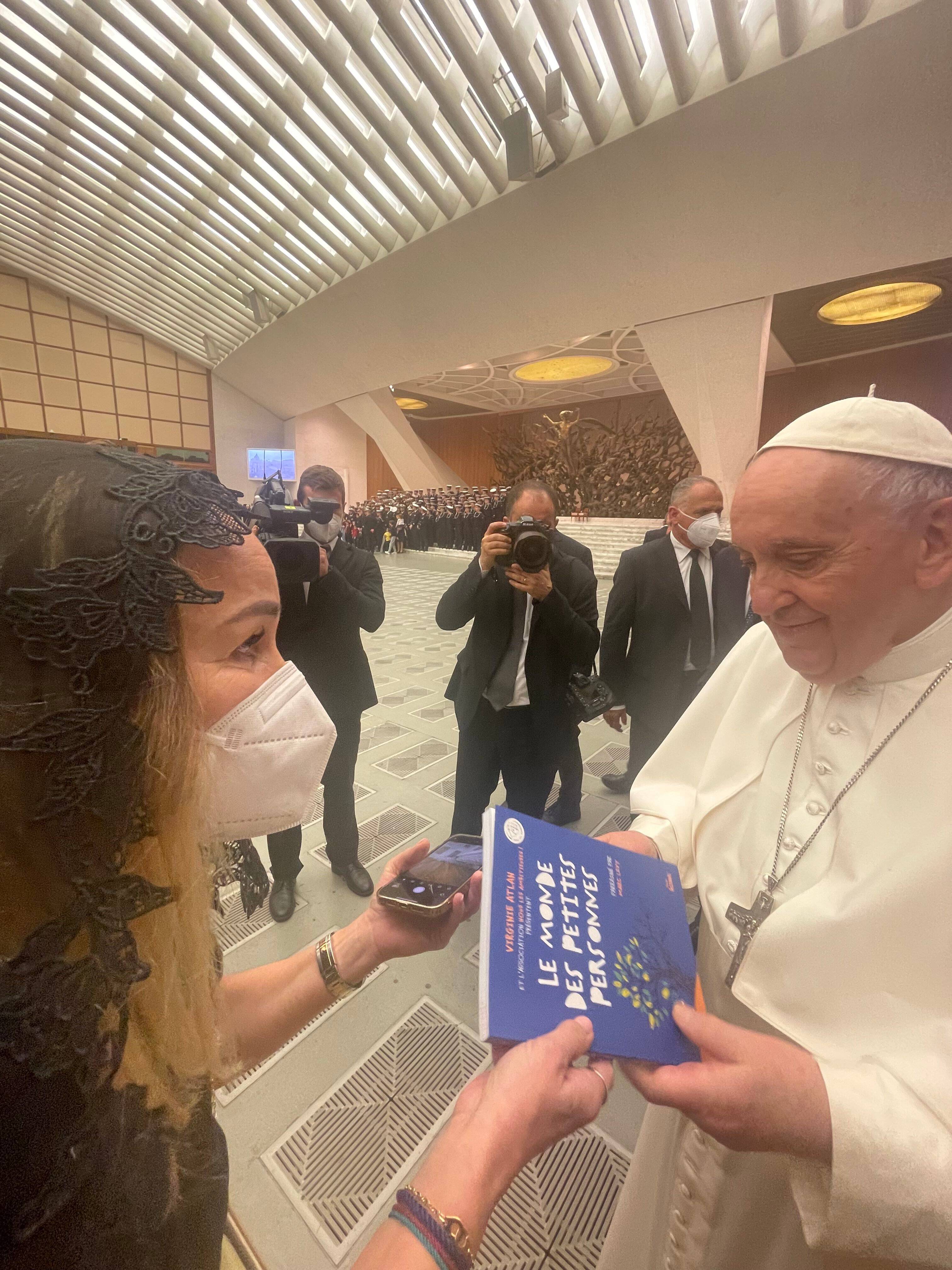 Parrainé par Marc Lévy, offert au Pape François, lancé par une Niçoise... Voici l'histoire du livre "Le monde des petites personnes"