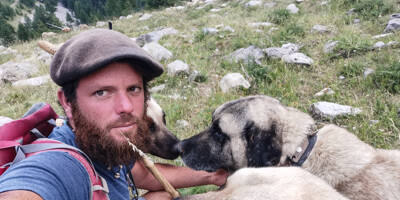 Joseph Boussion, le berger influenceur, travaille dans la Haute-Tinée cet été avec ses 9 chiens