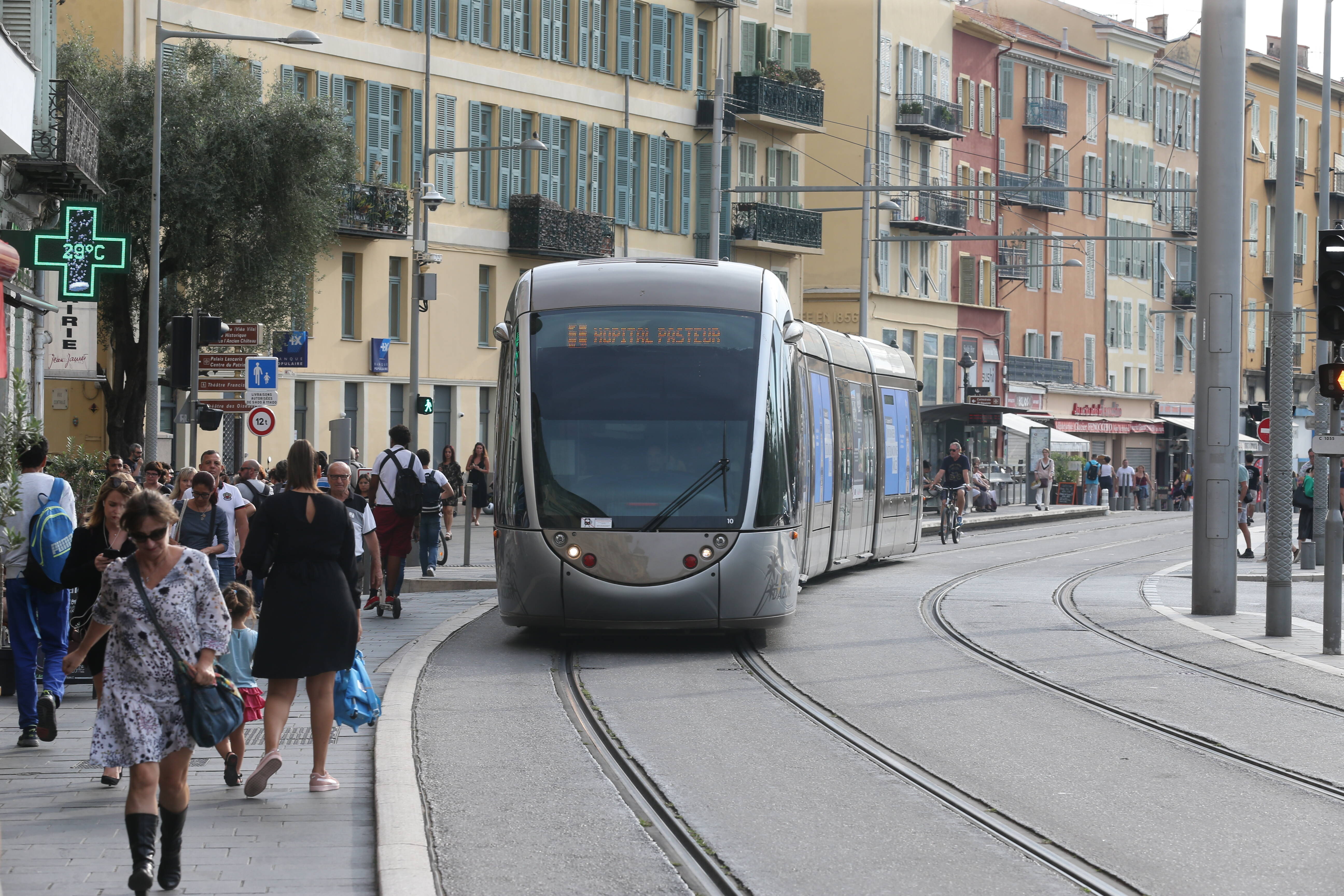Elle s'effondre sur le quai d'une station de tramway à Nice, des témoins tentent de la réanimer