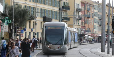 Elle s'effondre sur le quai d'une station de tramway à Nice, des témoins tentent de la réanimer
