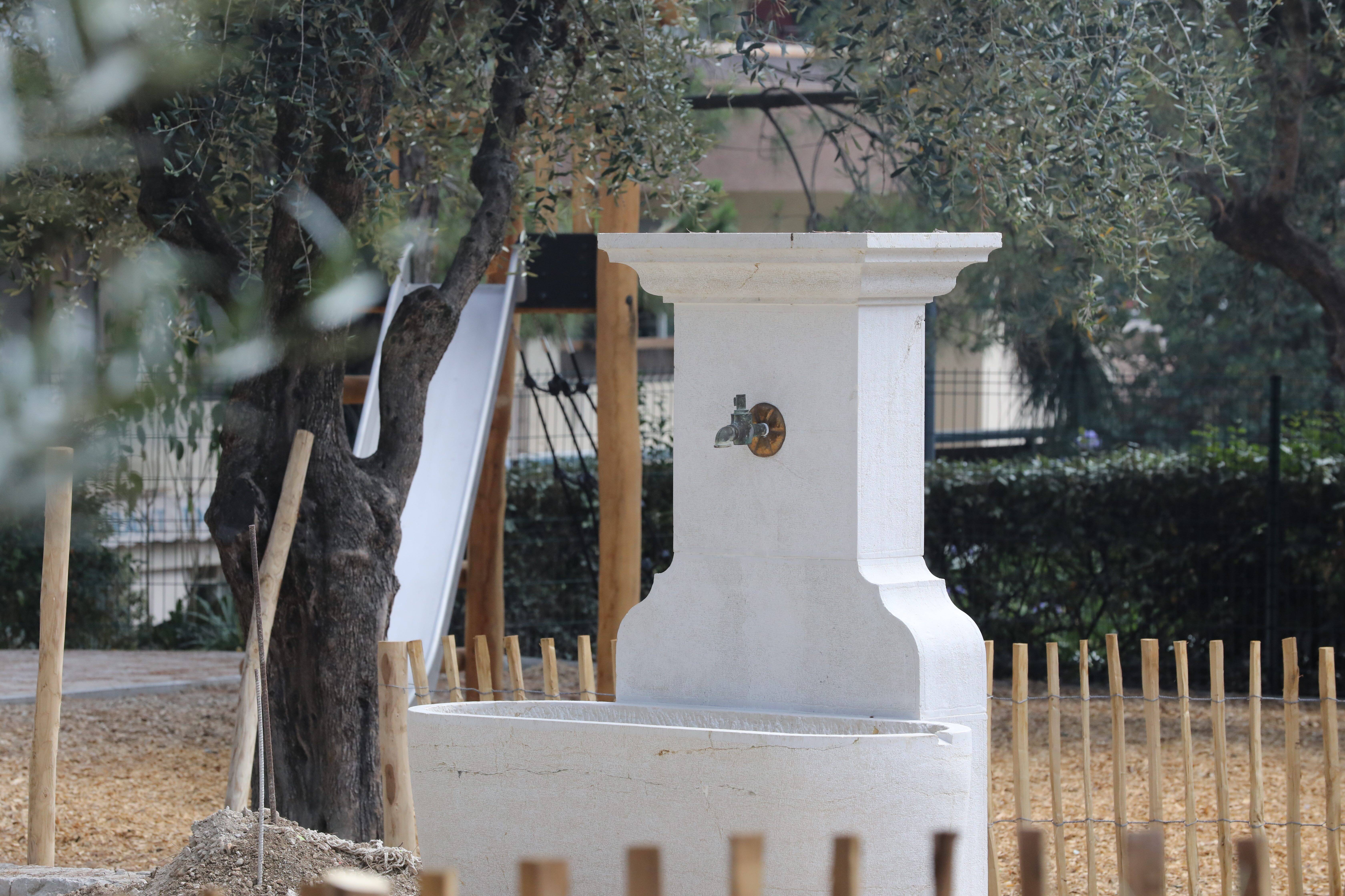 Sécheresse: cette commune des Alpes-Maritimes coupe l'eau de la plupart des fontaines de la commune et se prépare à un "15 août critique"