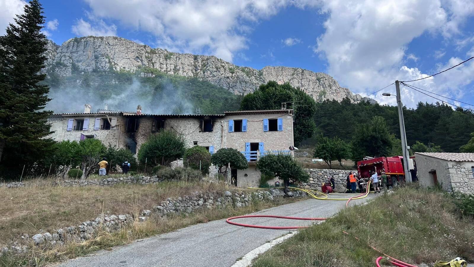 Une maison s'embrase dans un petit village des Alpes-Maritimes: deux personnes évacuées