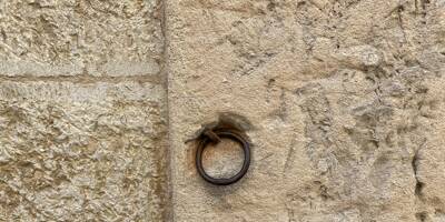 Connaissez-vous l'histoire des anneaux qui habillent les façades de maisons à Vence ?