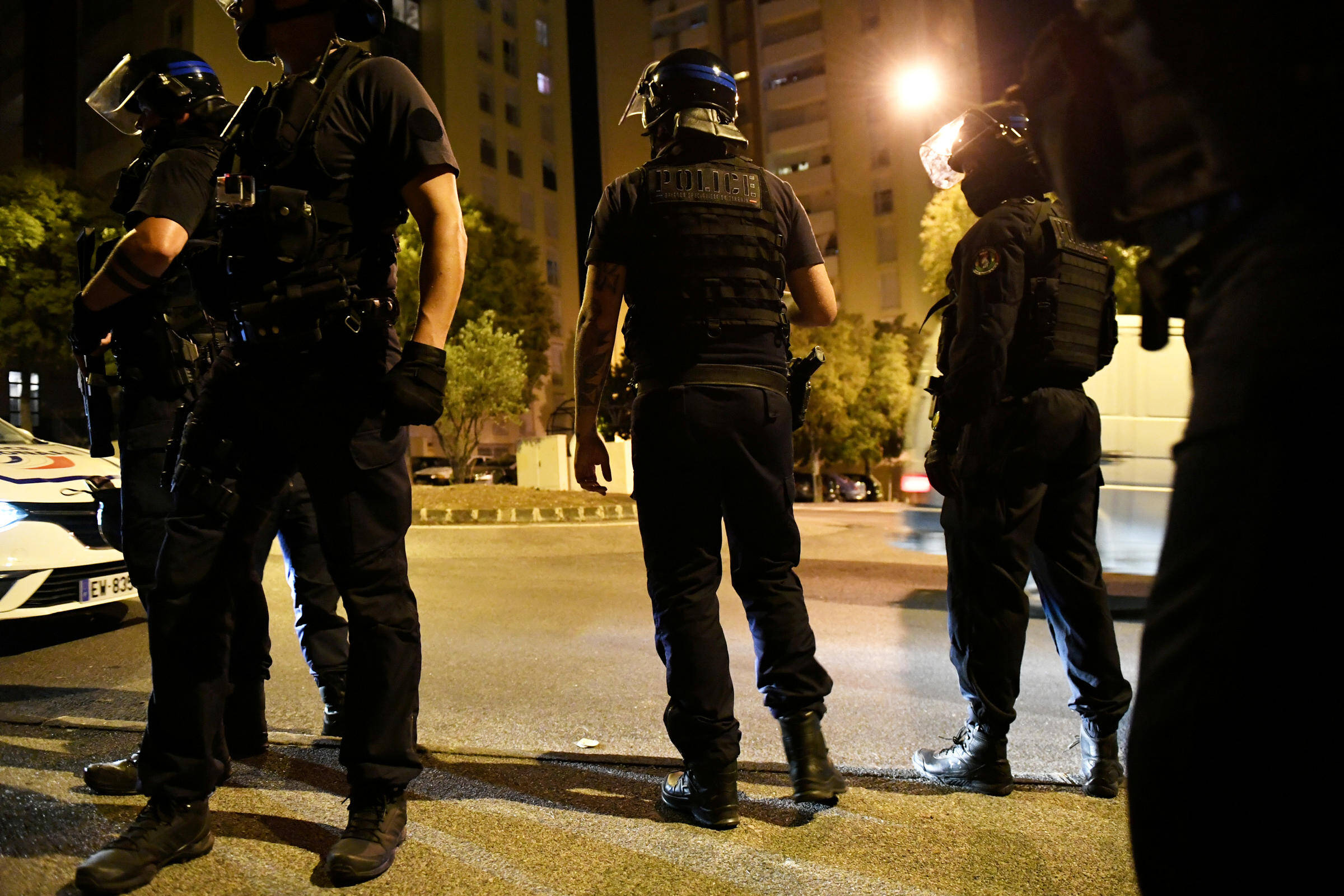 An arrest prevented by a hostile crowd in a sensitive district of Toulon