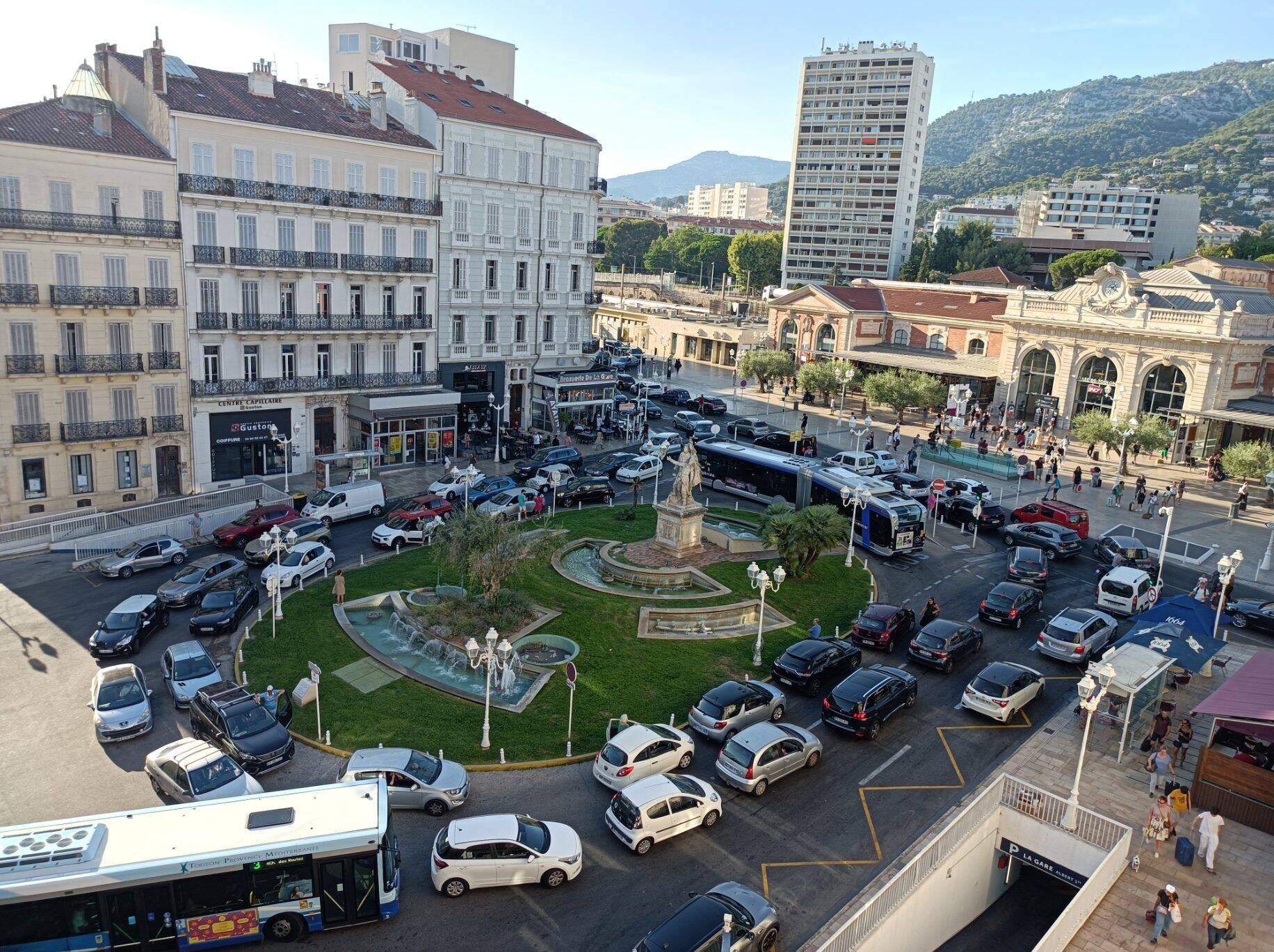 "C'est infernal": les riverains du rond-point de la gare à Toulon n'en peuvent plus des nuisances sonores