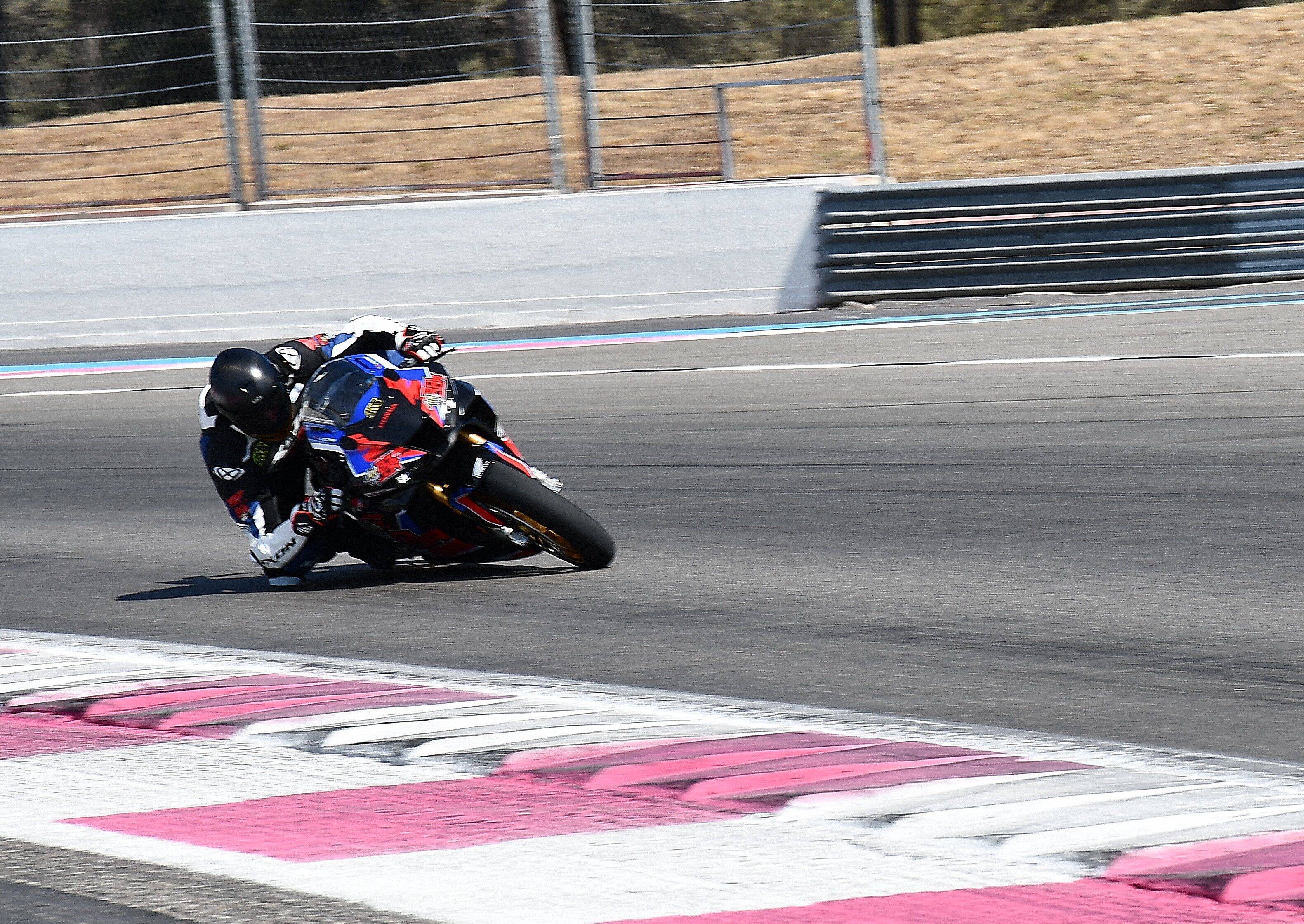 Record du posé de coude à moto au circuit Paul Ricard