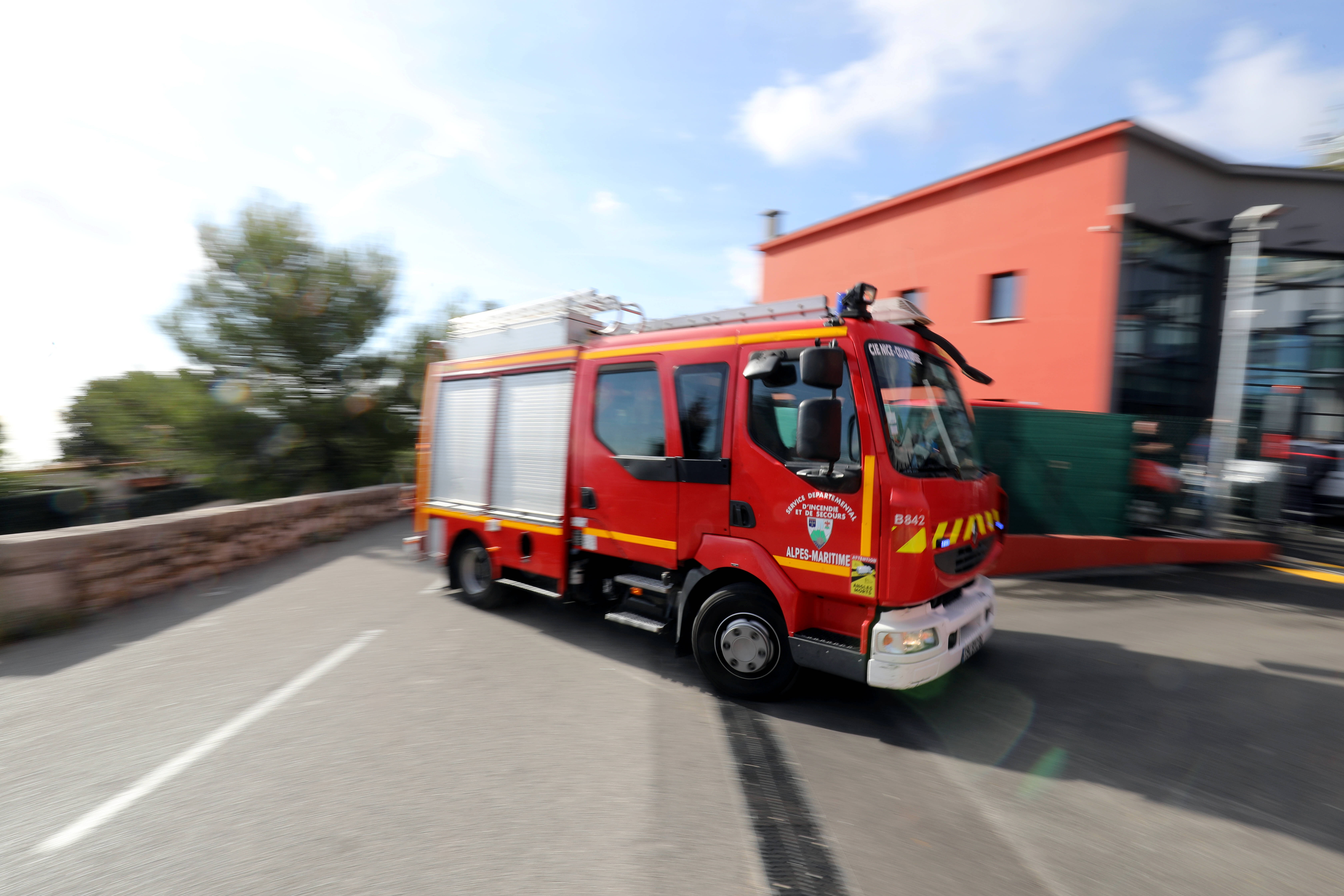 Une Antiboise sortie de l'eau par les pompiers après avoir fait un malaise