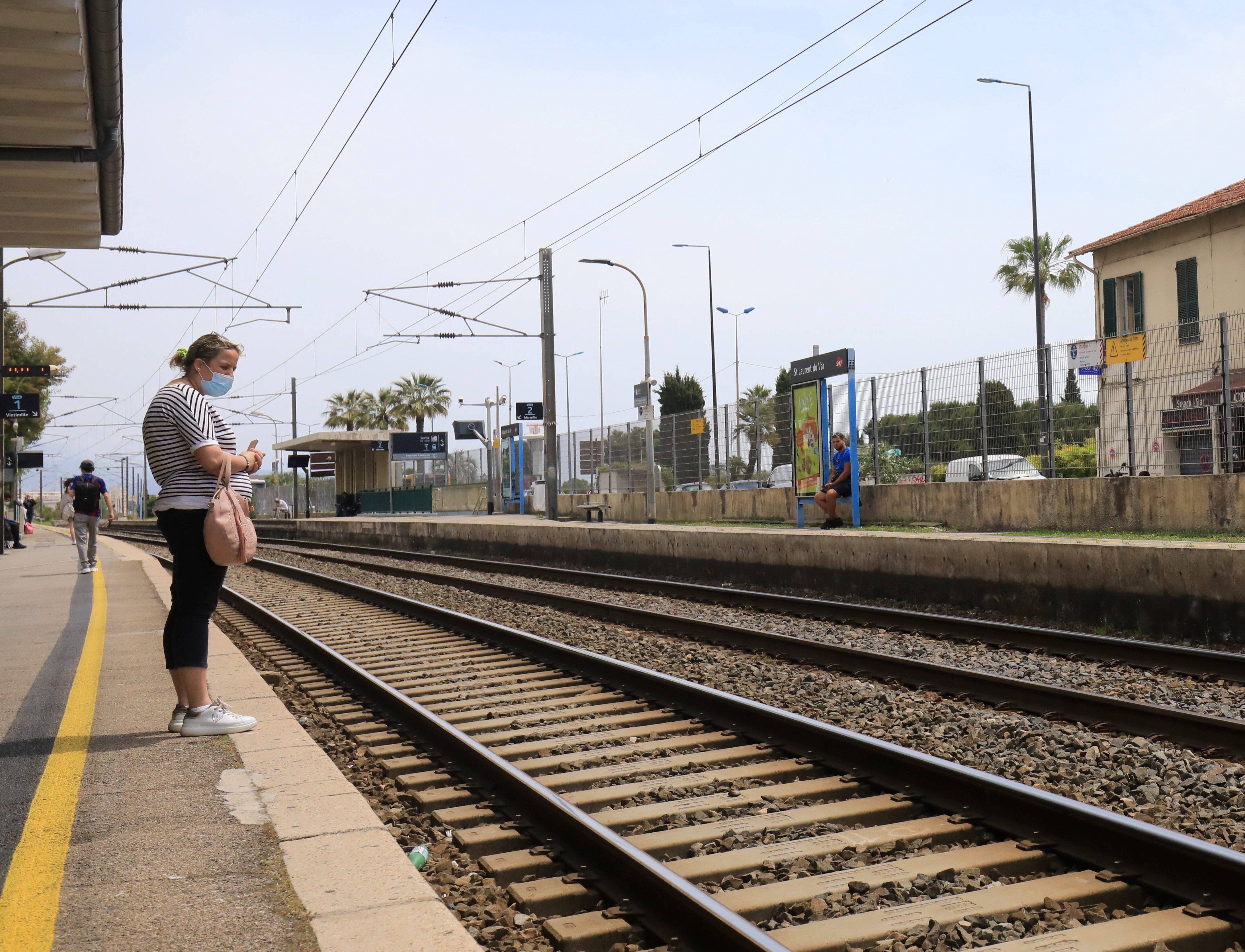 Une voiture termine sa course sur la voie de chemin de fer à Saint-Laurent-du-Var