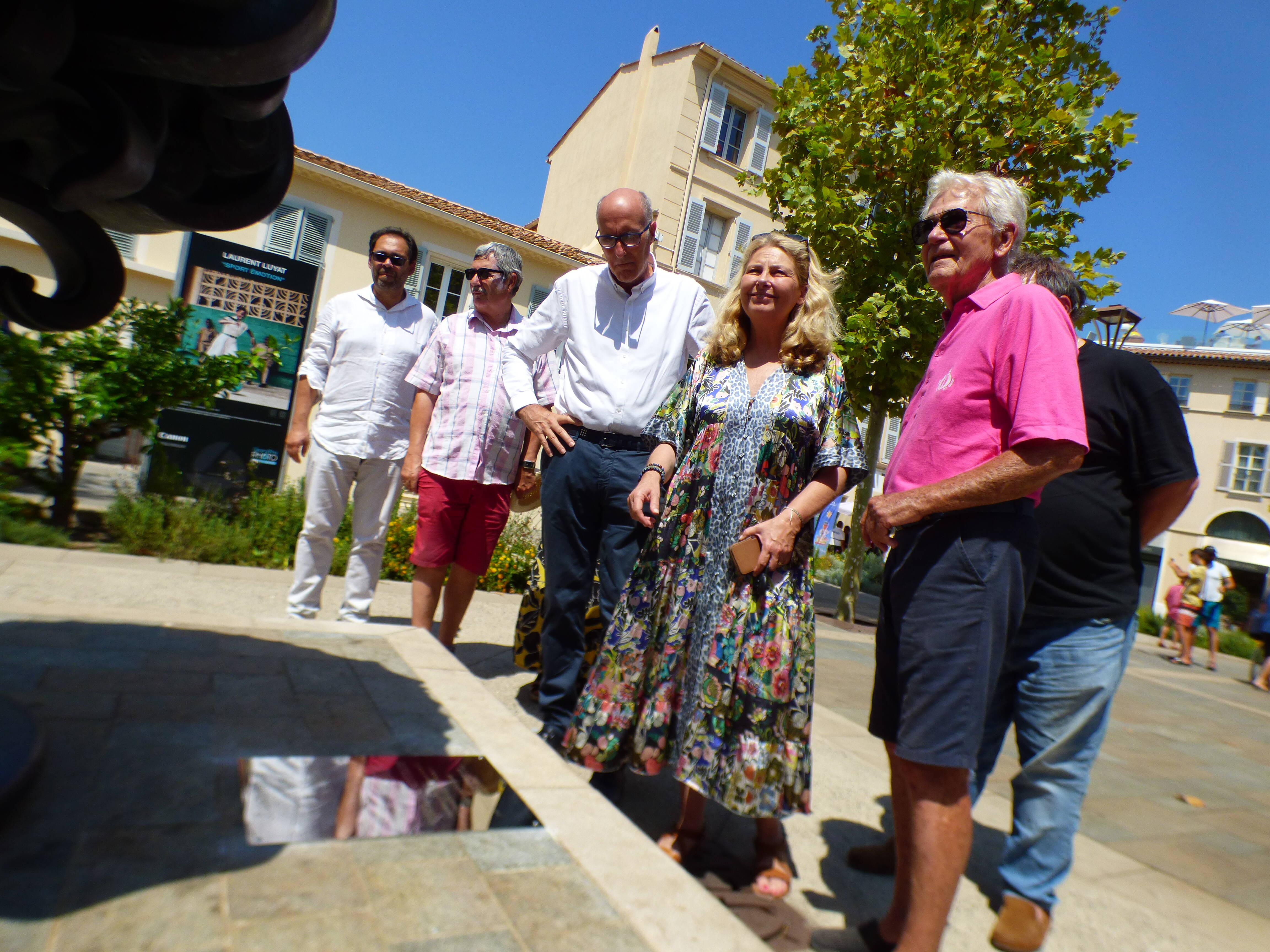 Vous souhaitez envoyer un message (virtuel) à Brigitte Bardot? Voici comment faire