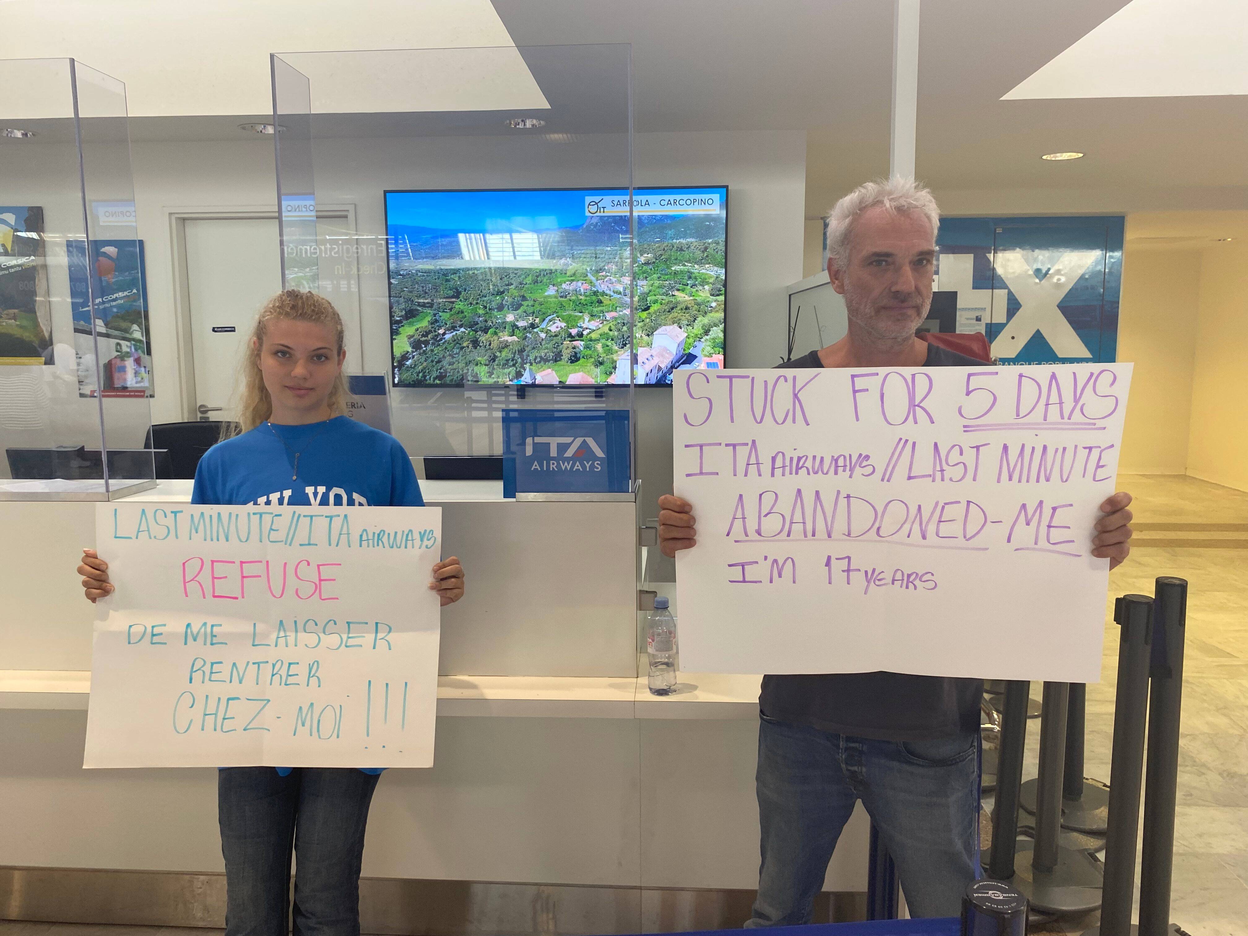 La compagnie aérienne ne reconnaît pas sa réservation, une jeune fille de 17 ans rate son vol pour rentrer chez elle, à São Paulo