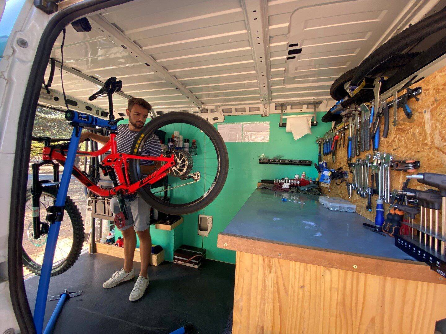 Cet Azuréen vient chez vous avec son atelier pour réparer votre vélo