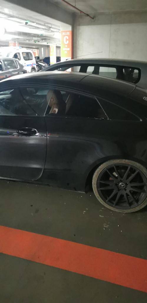 Un chiot "oublié" dans une voiture suffoque sur le parking d'un centre commercial, vigiles et policiers parviennent à le libérer