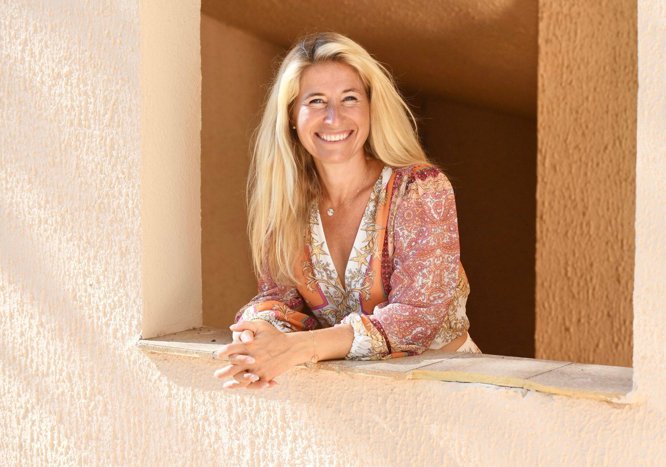 "Je ne suis pas une exception": sourde de naissance, Virginie Delalande brise le silence et l'image de la surdité