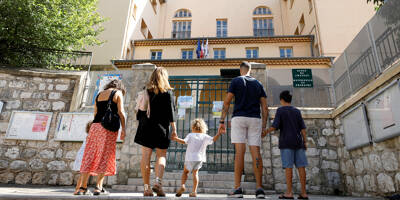 Devant le tribunal à Nice, des parents demandent à accompagner leurs enfants devant leur classe