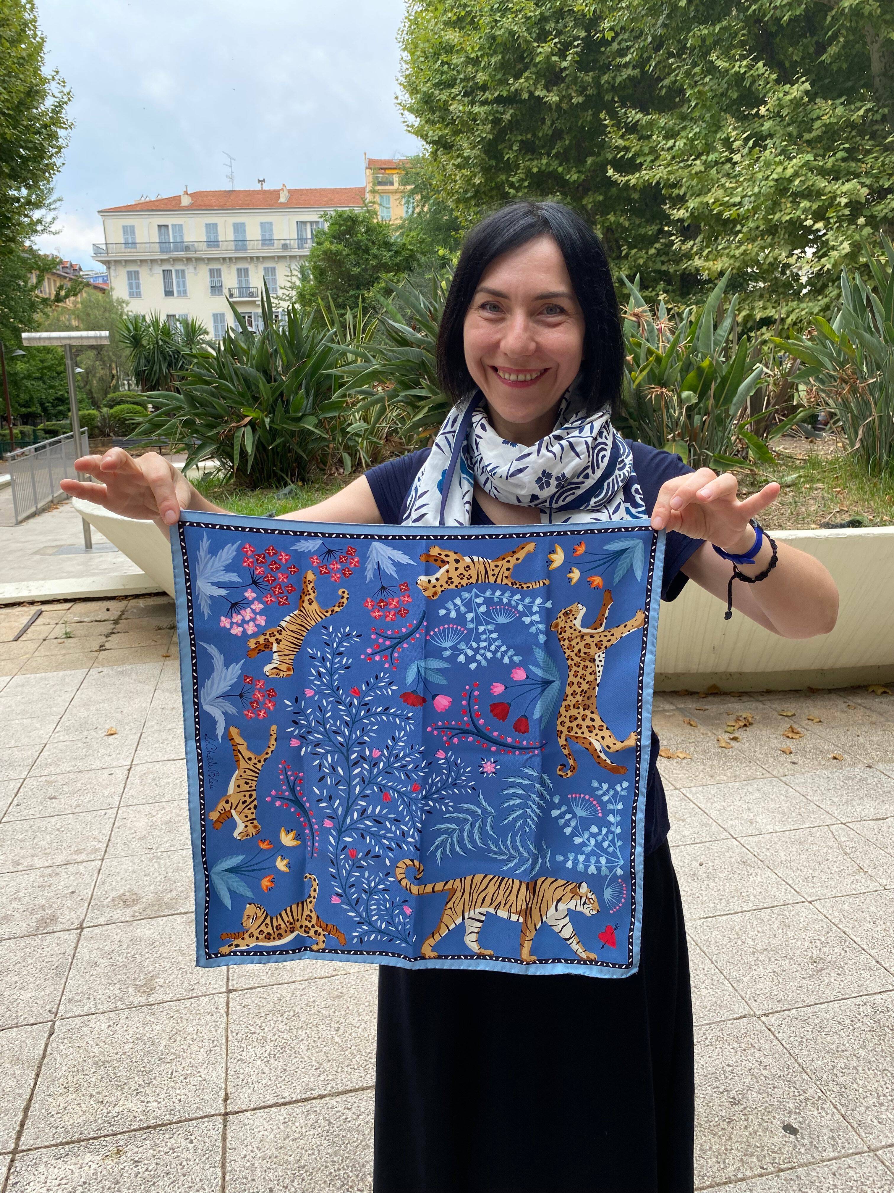 Ce foulard en soie conçu à Nice en lice pour un prix prestigieux: on vous raconte l'histoire d'Ania et de son "Châle bleu"