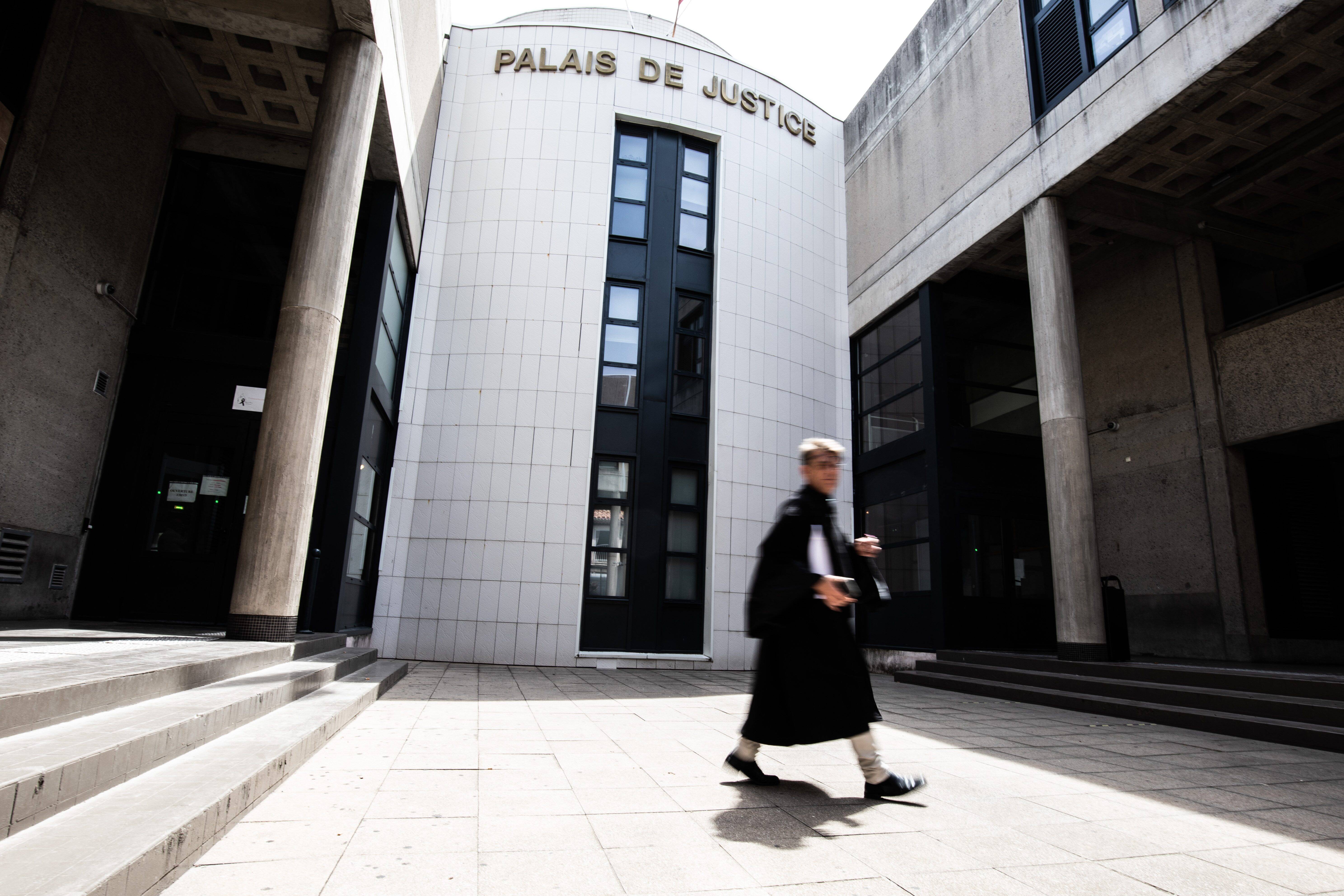 "Pour moi, je ne faisais rien de mal, vraiment": alcoolisé sur son vélo, il frappe un policier à la gorge Vidauban