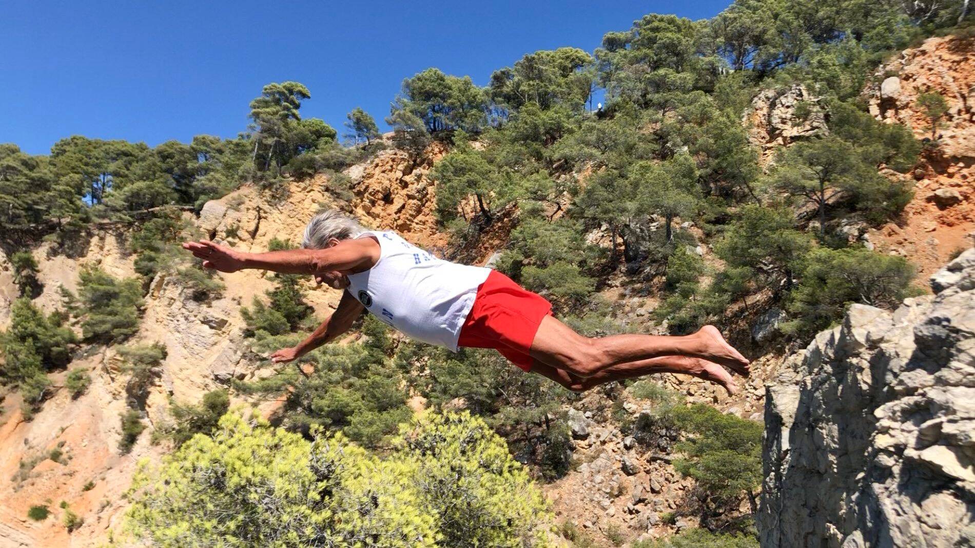"Il faut un moral d'acier pour se lancer dans le vide": à 75 ans, il plonge d'un rocher de 16 mètres à Saint-Cyr-sur-Mer