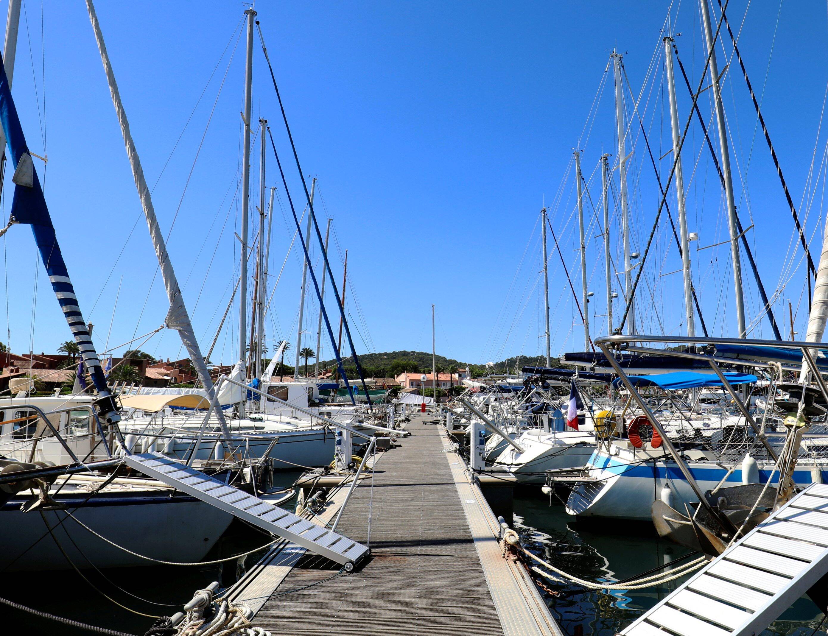"Les propriétaires sont toujours des oncles ou des cousins": ces "bateaux hôtels" illégaux qui agacent le port de Porquerolles
