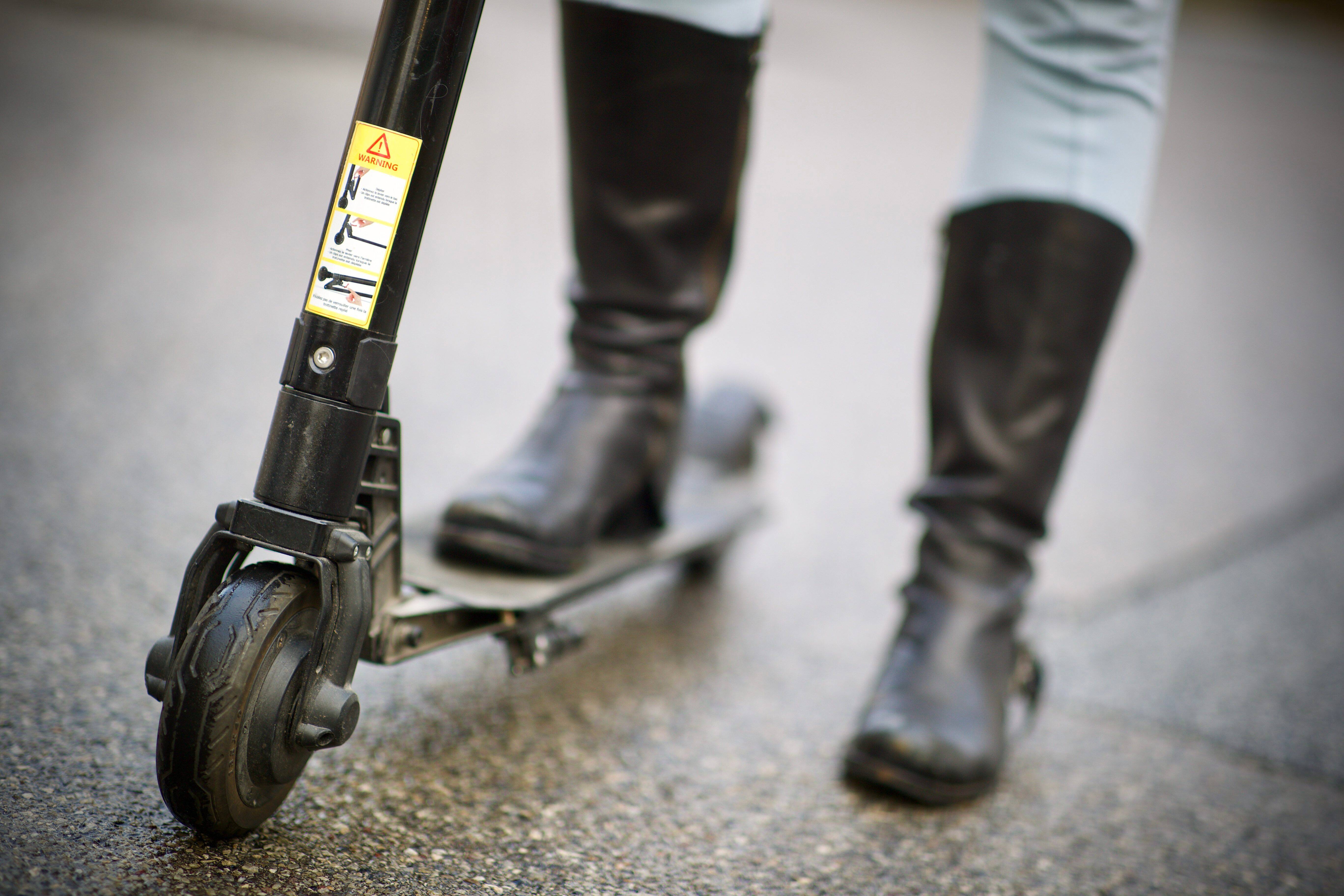 Non, le conducteur d'une trottinette électrique n'a pas roulé à plus de 100 km/h sur le bord de mer de Saint-Laurent-du-Var