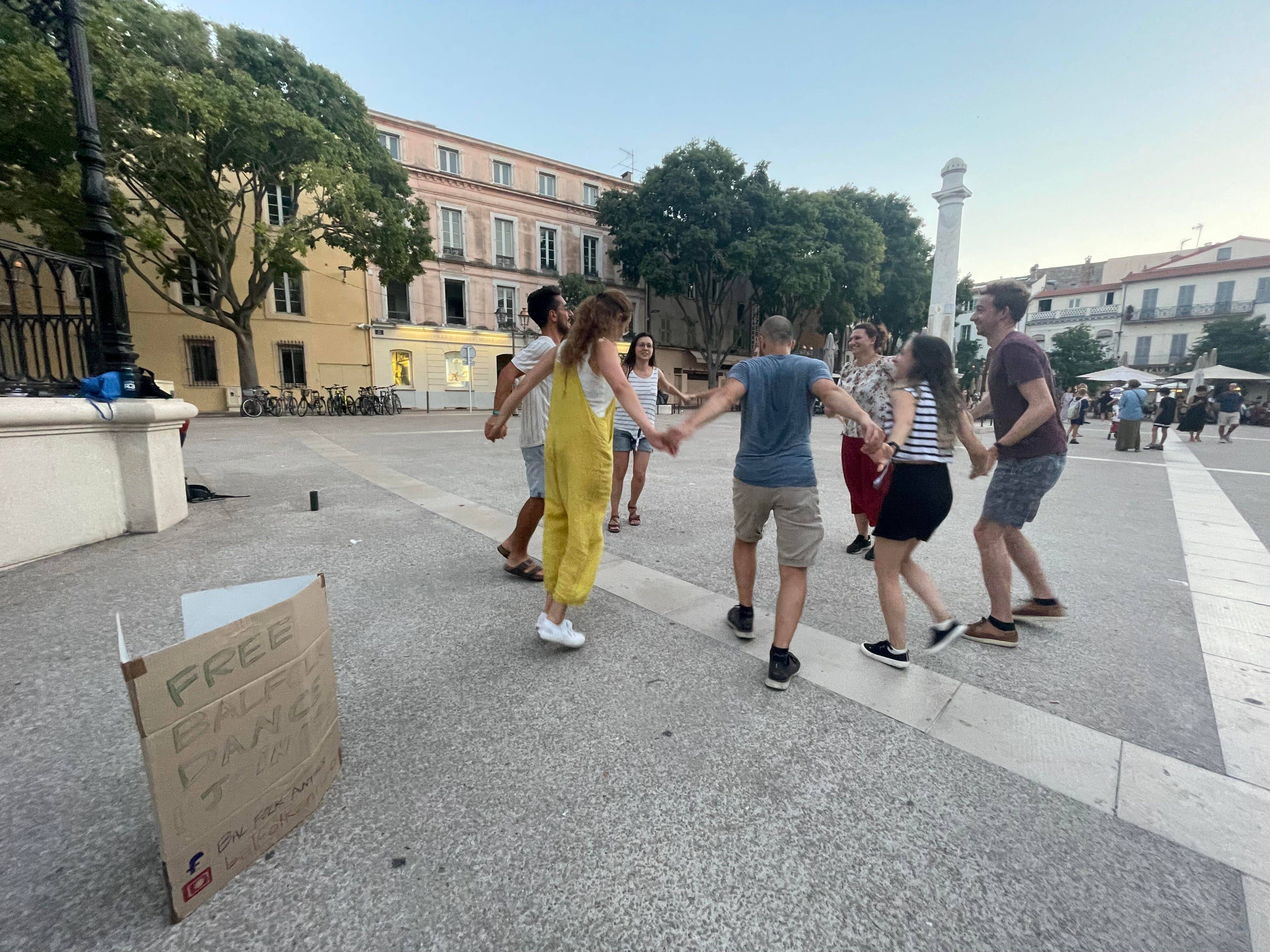 Sur la place Nationale à Antibes, dansez le Balfolk avec eux tous les lundis soir