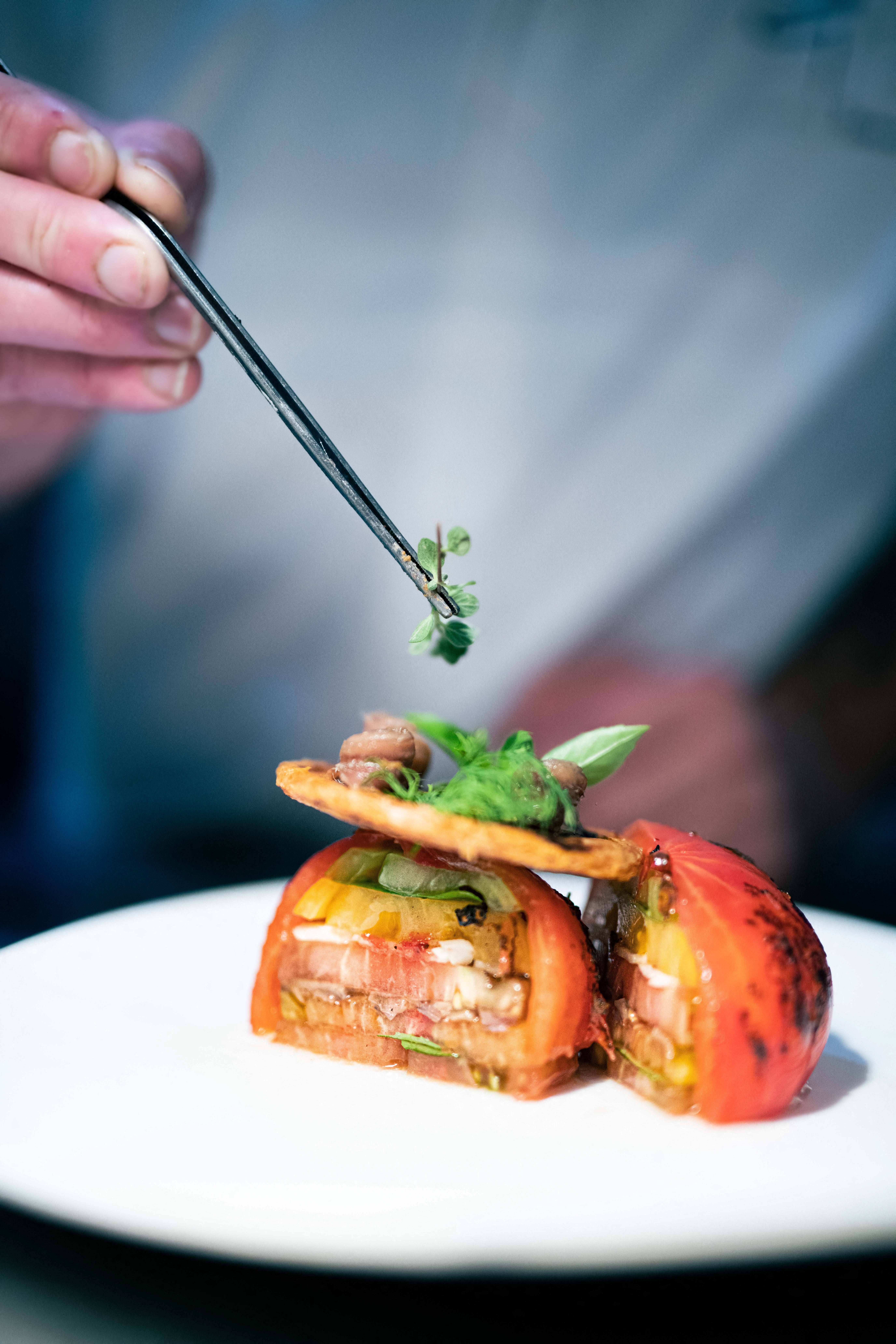 Voici la recette de la tomate farcie du chef étoilé de Sainte-Maxime, Geoffrey Poësson