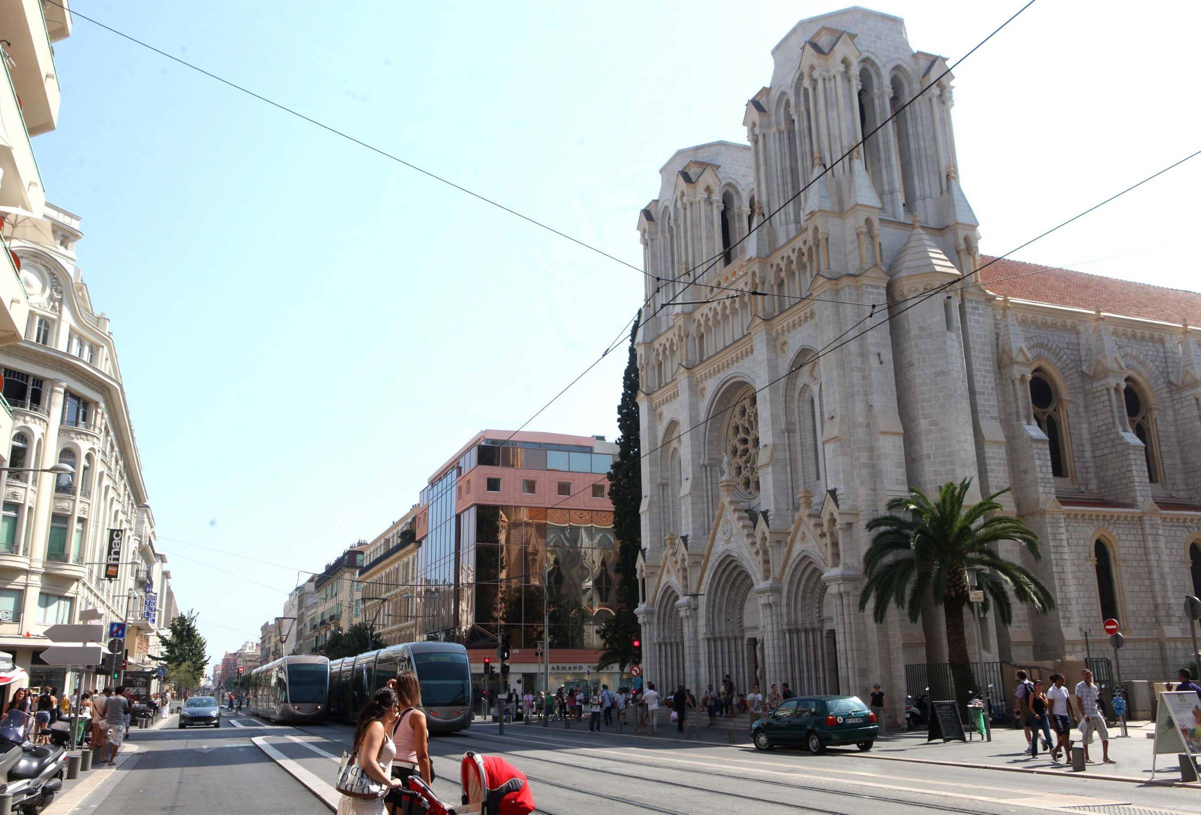Il la frappe avec leur bébé dans les bras, un couple s'interpose en plein centre-ville de Nice