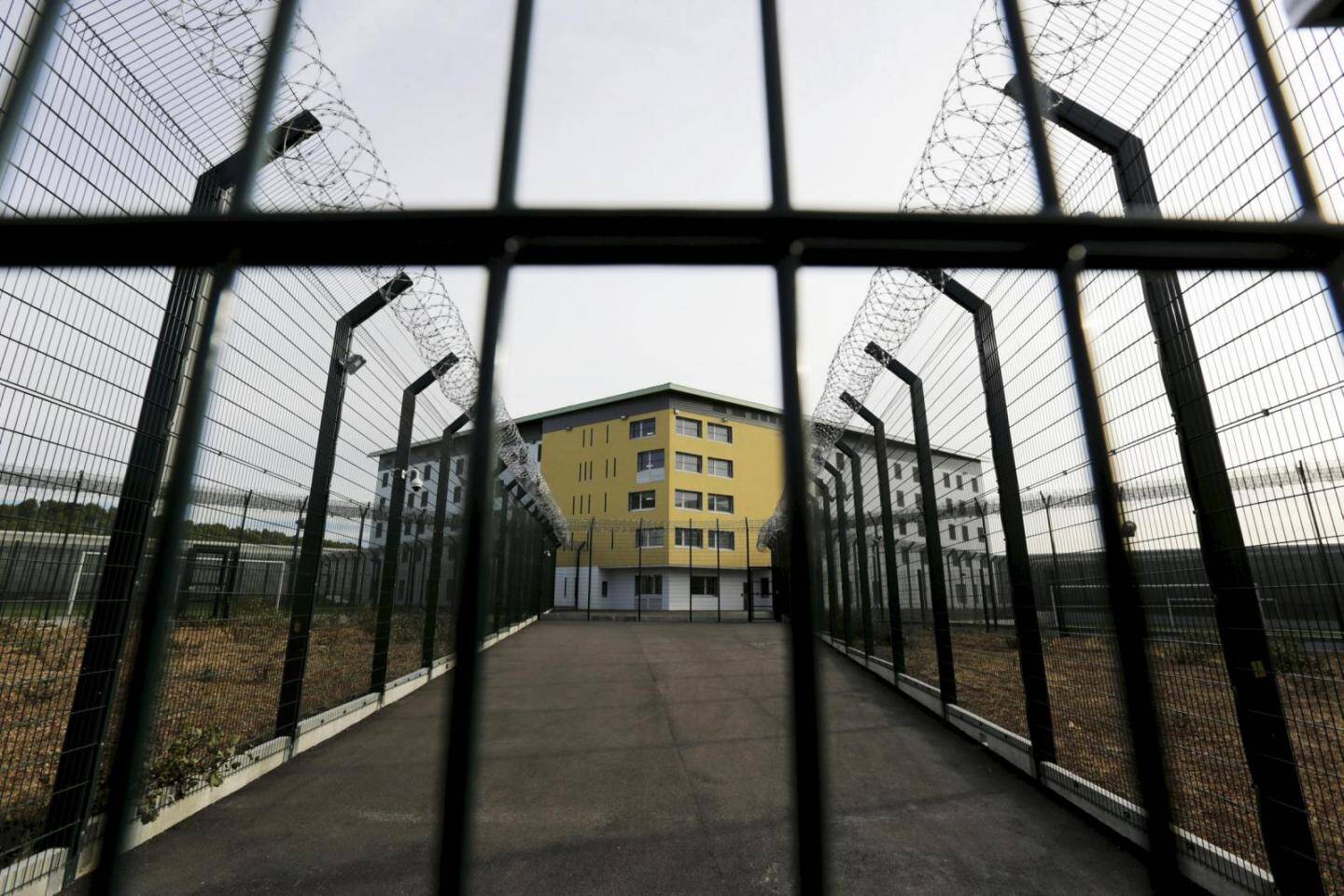 Surveillance des réseaux sociaux, phrases humiliantes... À la prison de Draguignan, les matons maltraités par la direction?