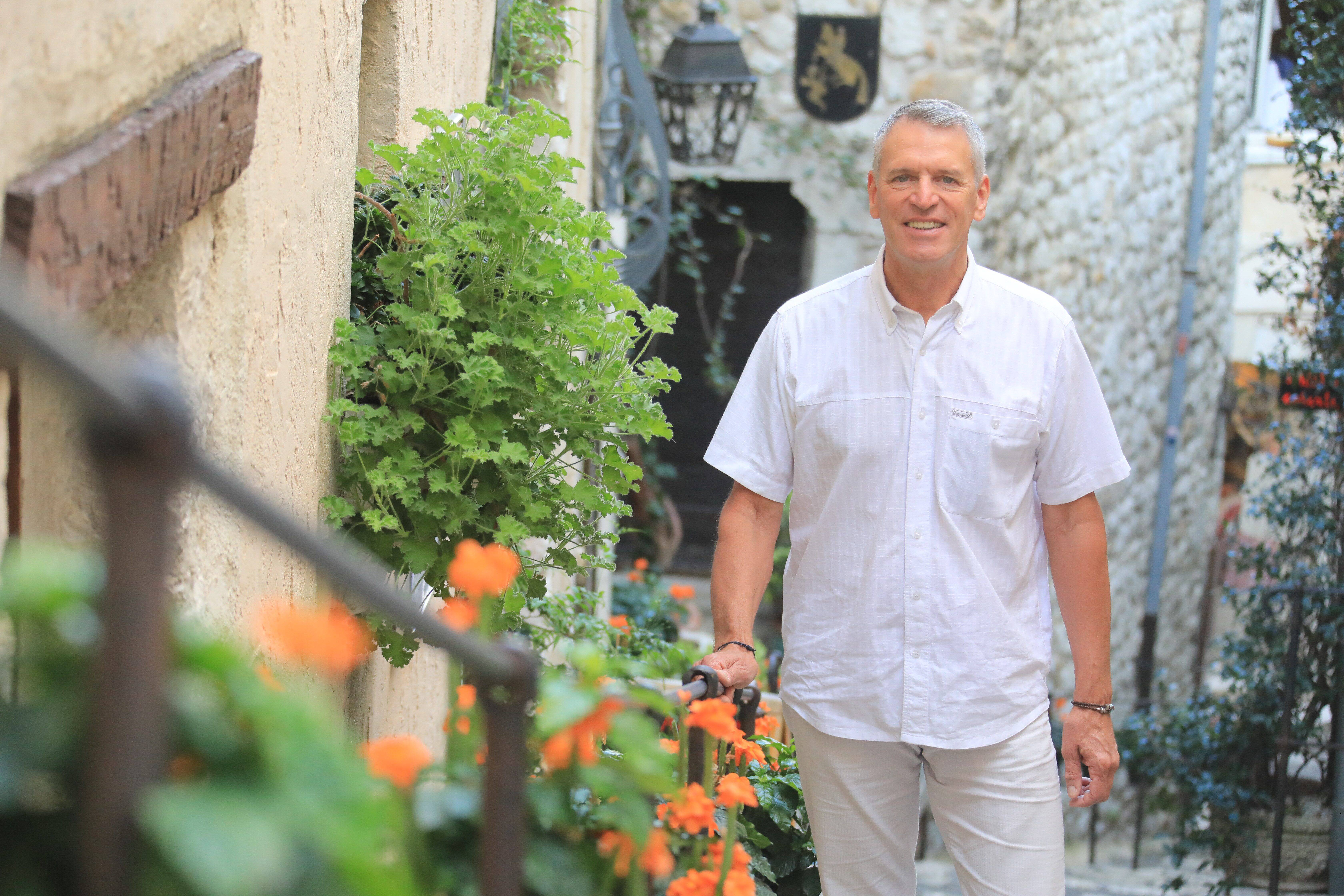 "Je sais qu'il y a des gens qui rêveraient de revivre le village des années 1960, mais c'est fini", le maire de Saint-Paul-de-Vence, Jean-Pierre Camilla, se confie