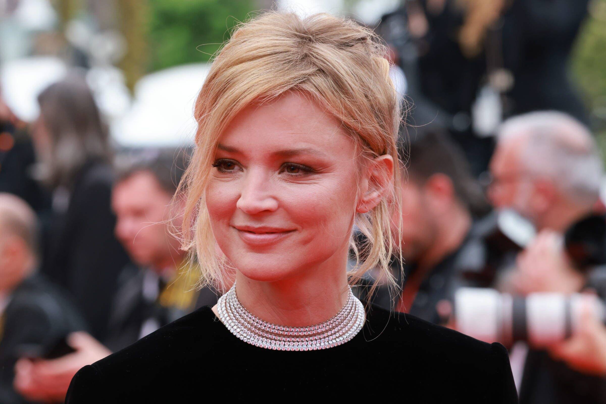 Virginie Efira revient sur son rôle dans Revoir Paris, celui d'une femme qui survit à un attentat