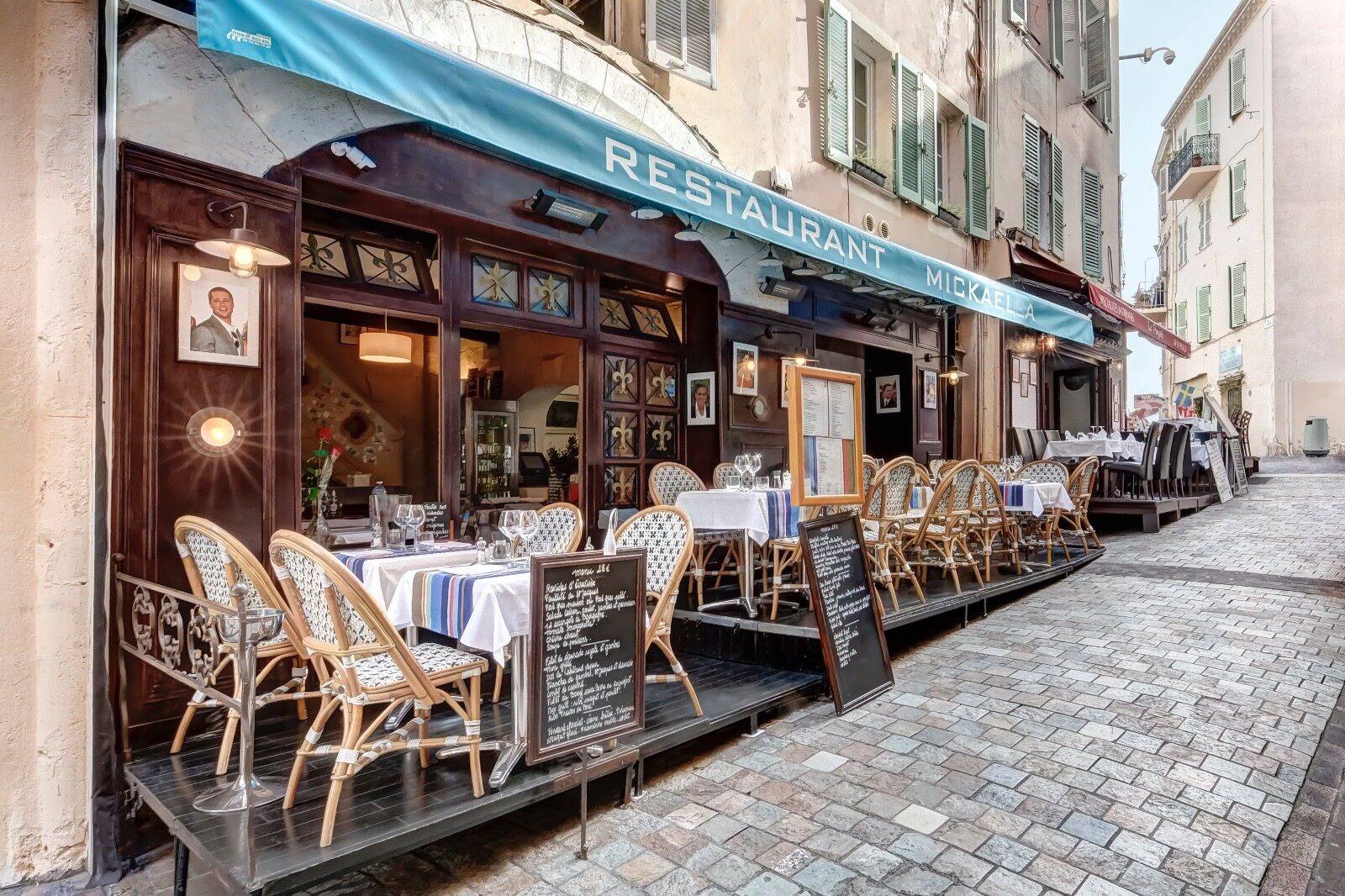 "Ça me gêne d'être dans l'illégalité, mais...": déjà sanctionné, un restaurateur cannois continue de déployer sa terrasse