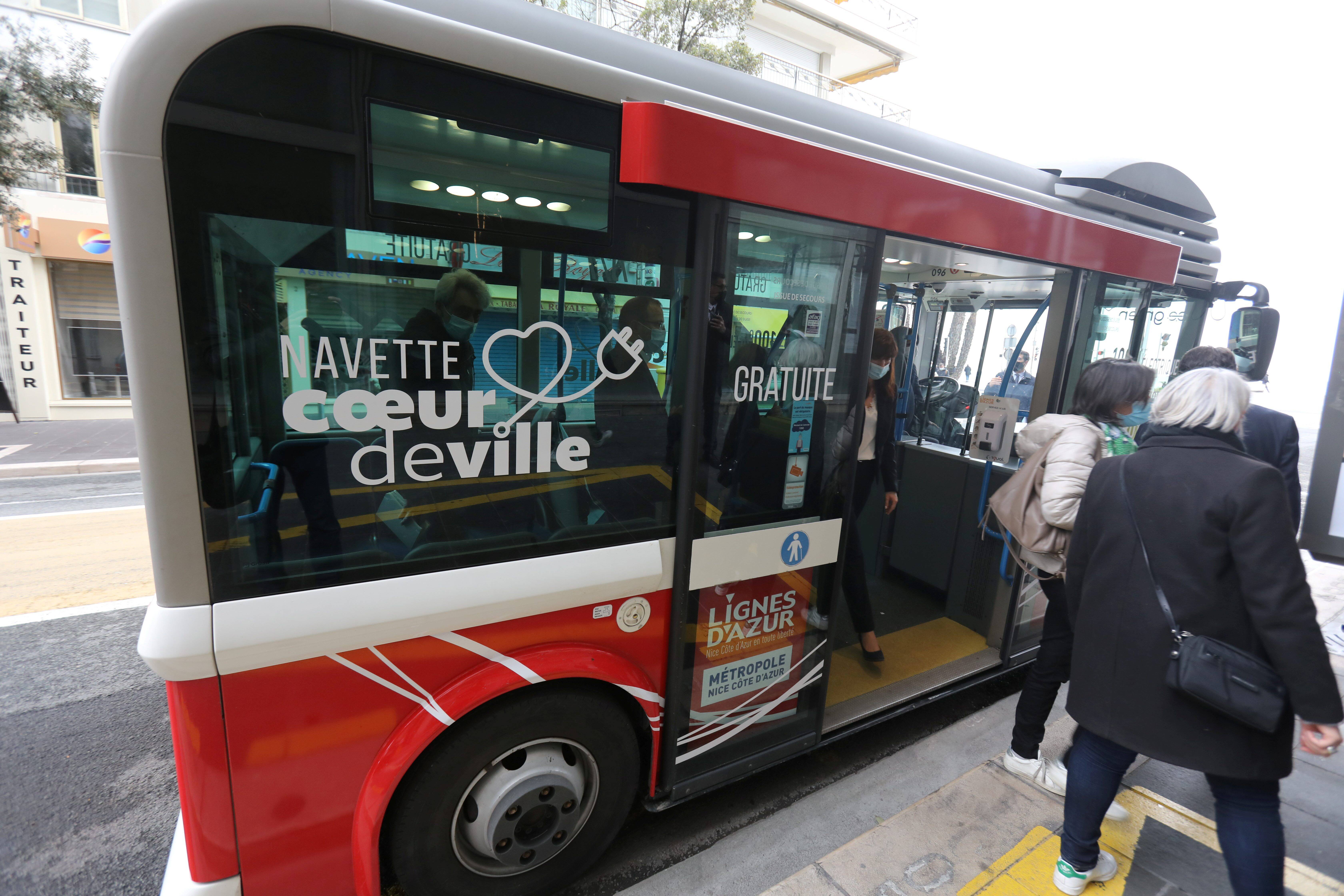 Y a-t-il un problème avec les quais de la navette gratuite du centre-ville de Nice?