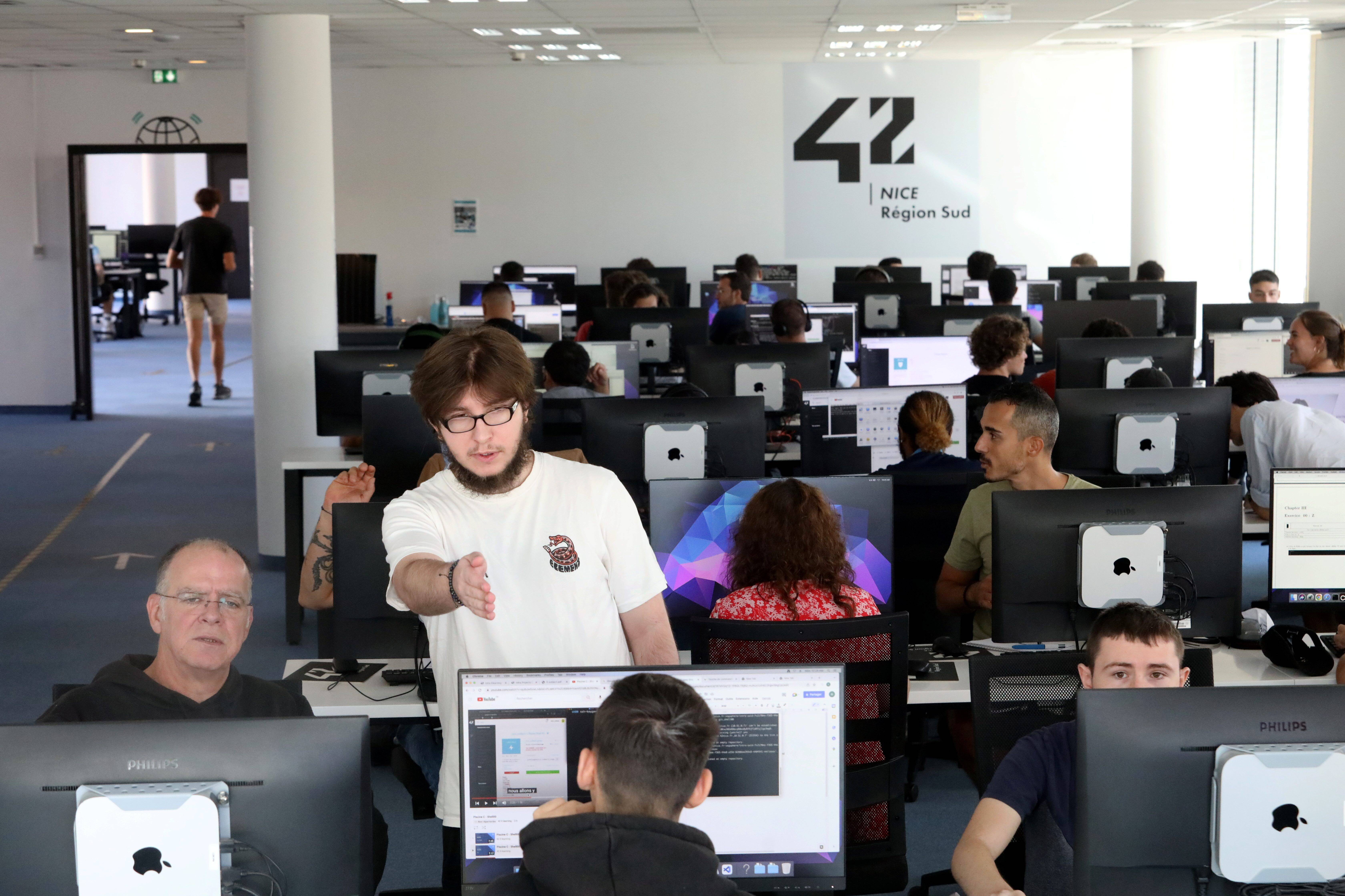 "Vous allez beaucoup travailler, beaucoup rire et peut-être un peu pleurer": qu'est-ce que la Piscine, cette sélection qui permet d'intégrer l'école de codage lancée par Xavier Niel?