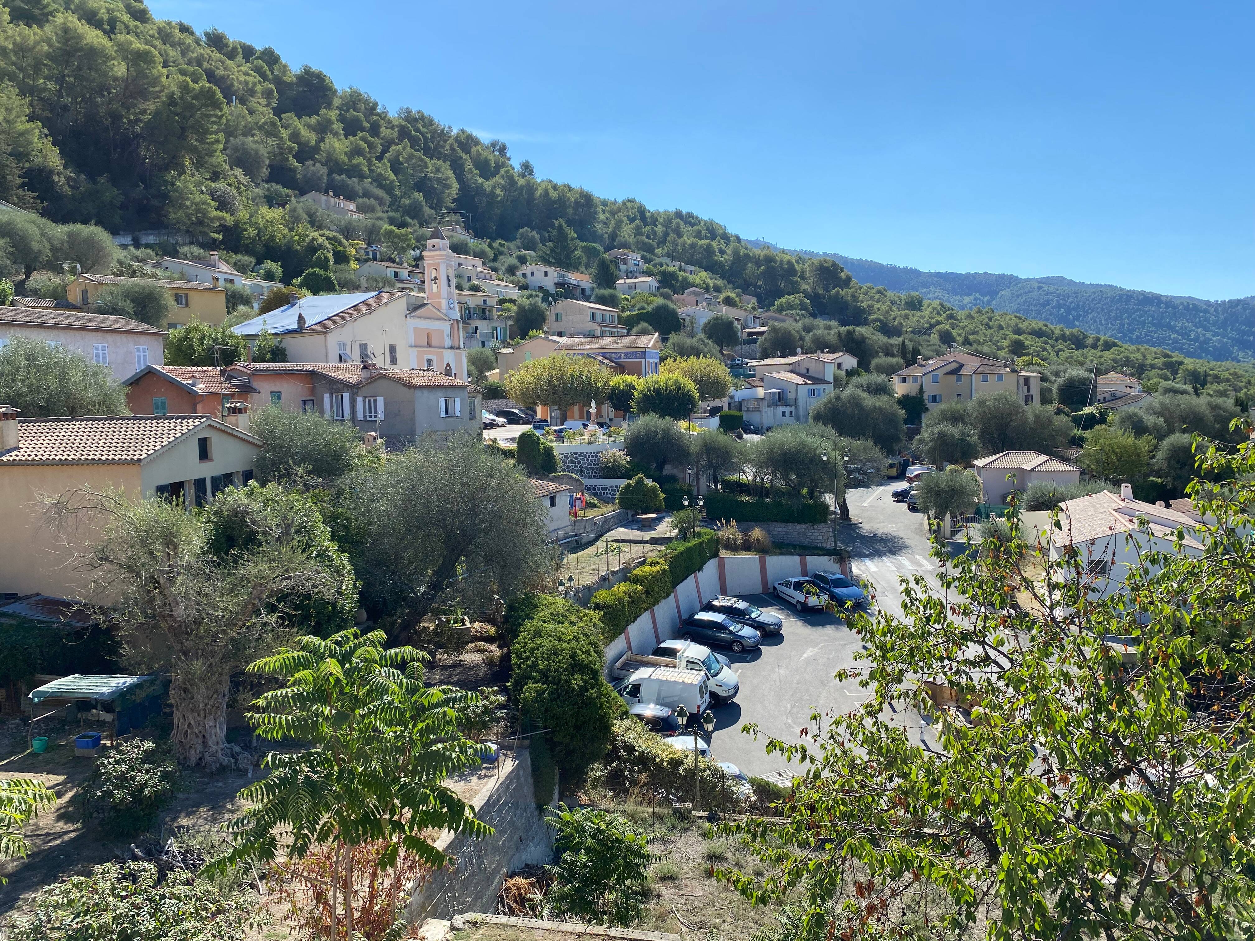 Des anonymes révèlent que le stade porte le nom d'un collabo du régime de Vichy, les villageois cherchent "qui a balancé"