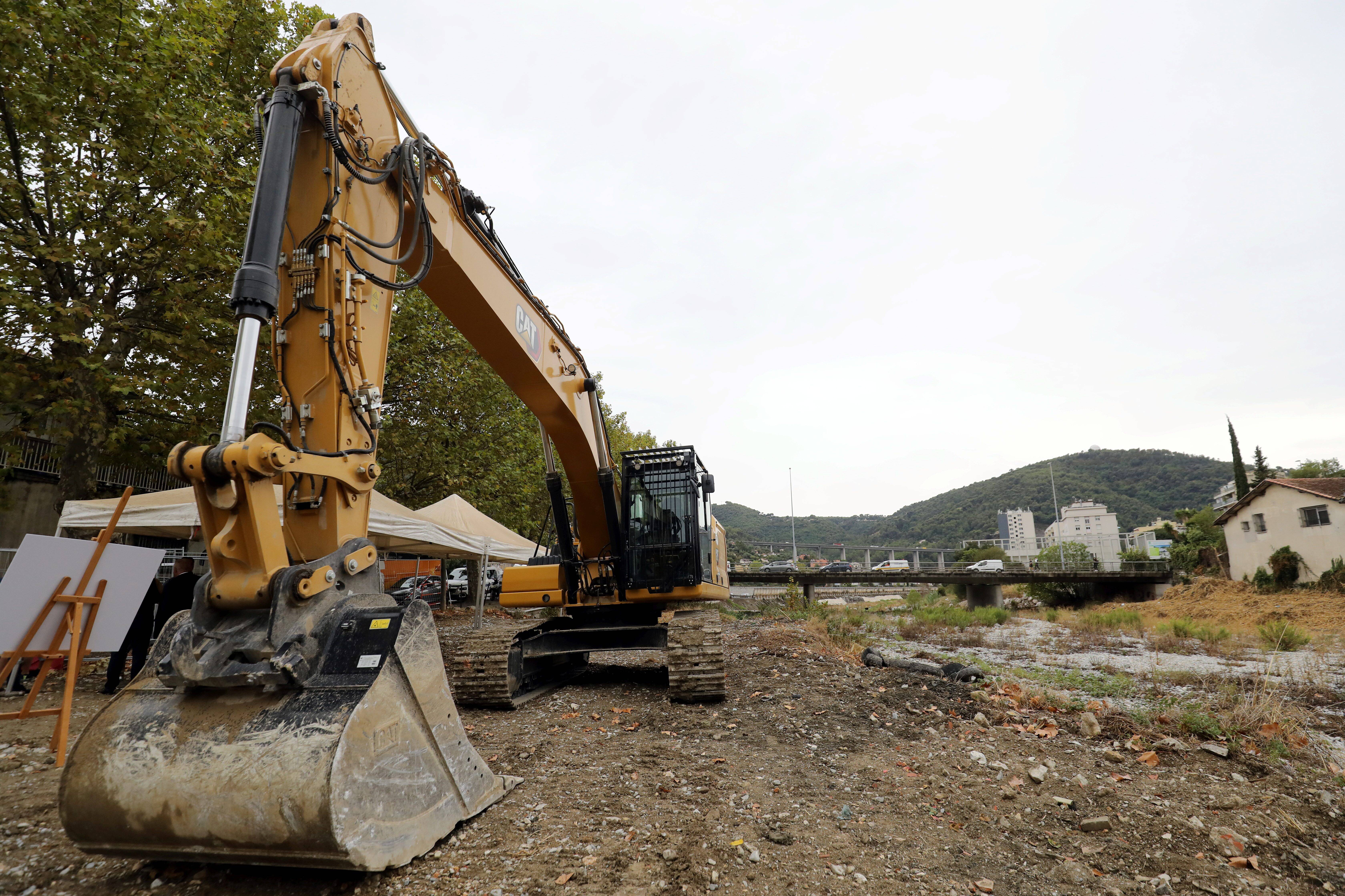 Pourquoi un remblai est-il en train d'être enlevé dans le lit du Paillon, à La Trinité?