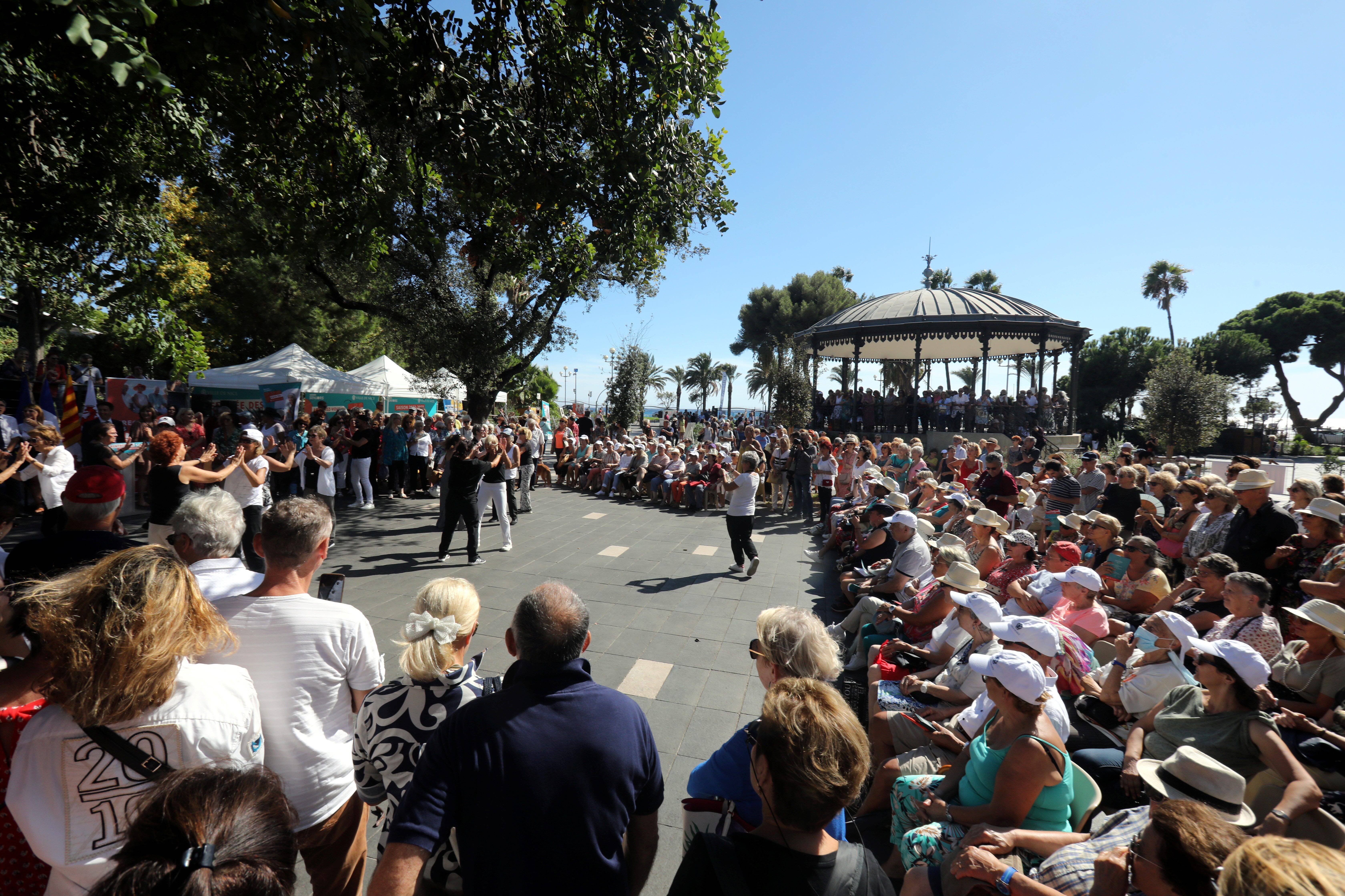 Déjeuner à prix réduit, rencontres avec Bruno Solo, Francis Huster, Isabelle Carré: un planning d'activités riche et chargé pour les seniors à Nice