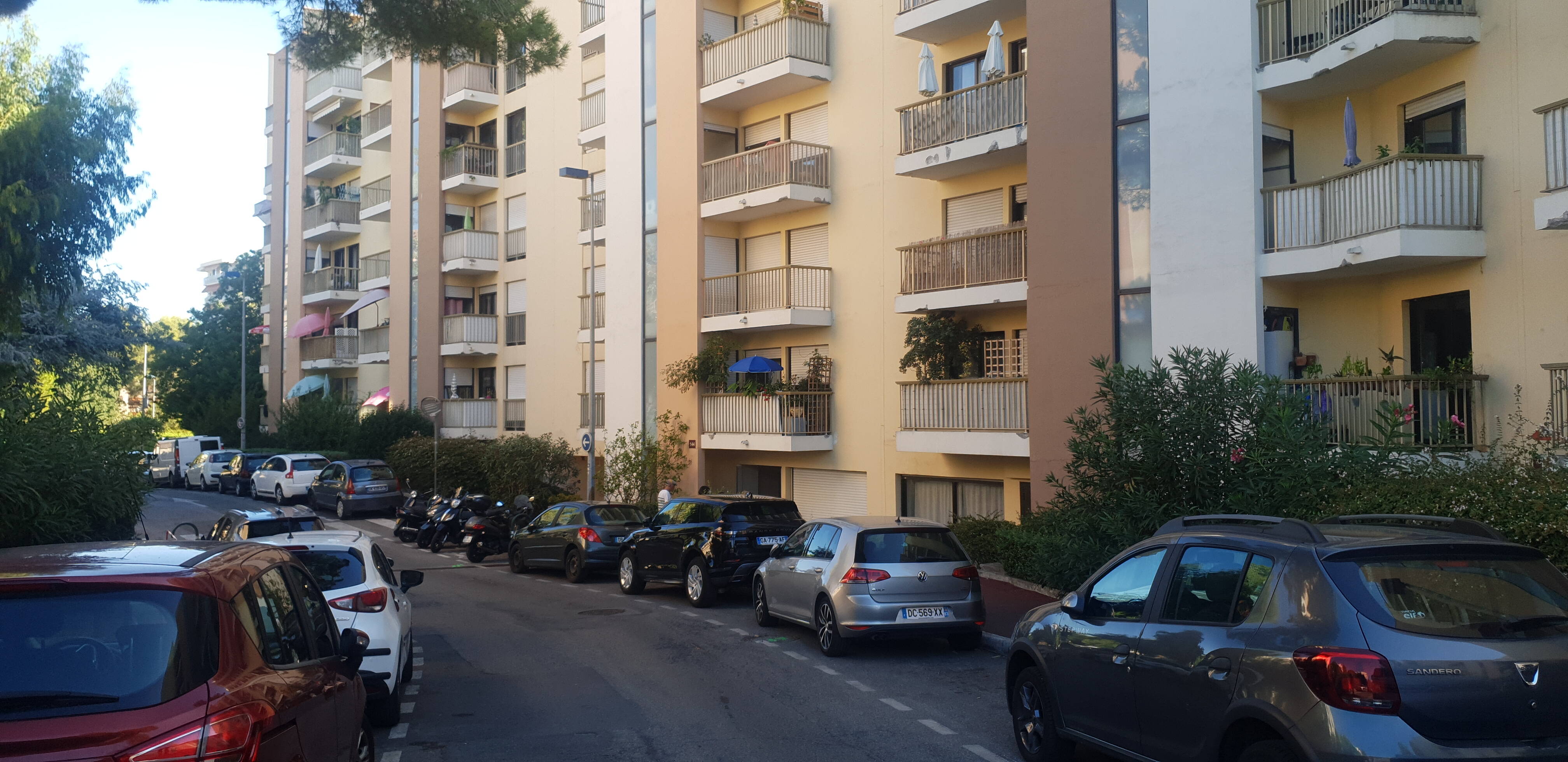 "L'ascenseur tombe en panne cinq fois par an", les résidents de cet immeuble du Cannet n'en peuvent plus